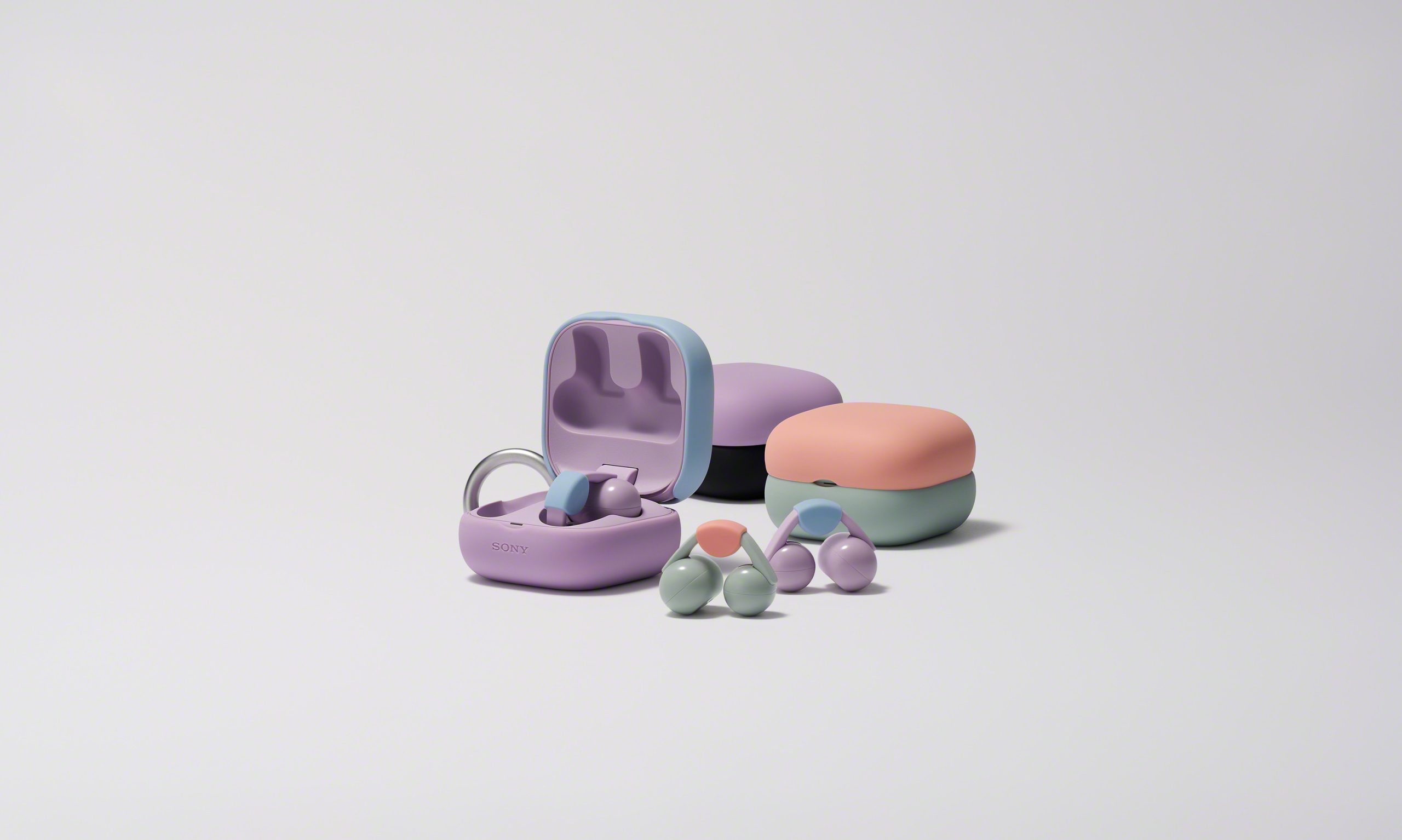 LinkBuds Clip 時尚小巧的外型更搭配了繽紛色彩的耳墊和充電盒果凍套，保護機身的同時更可利用多色的選搭成為專屬個人風格的時尚配件。