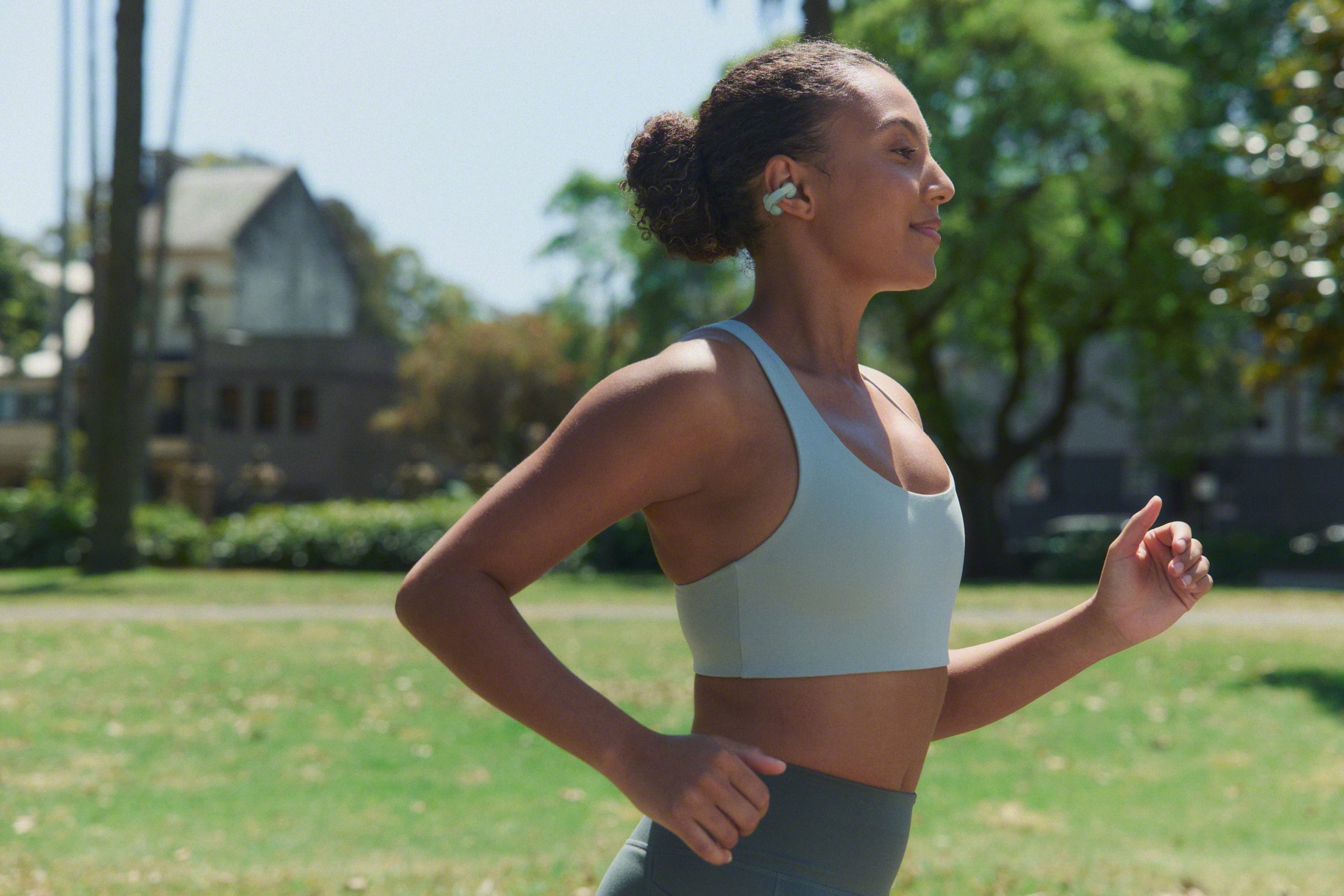  LinkBuds Clip 穩固的佩戴體感以及 IPX4 防水防汗設計適合整日多元化的行程安排。