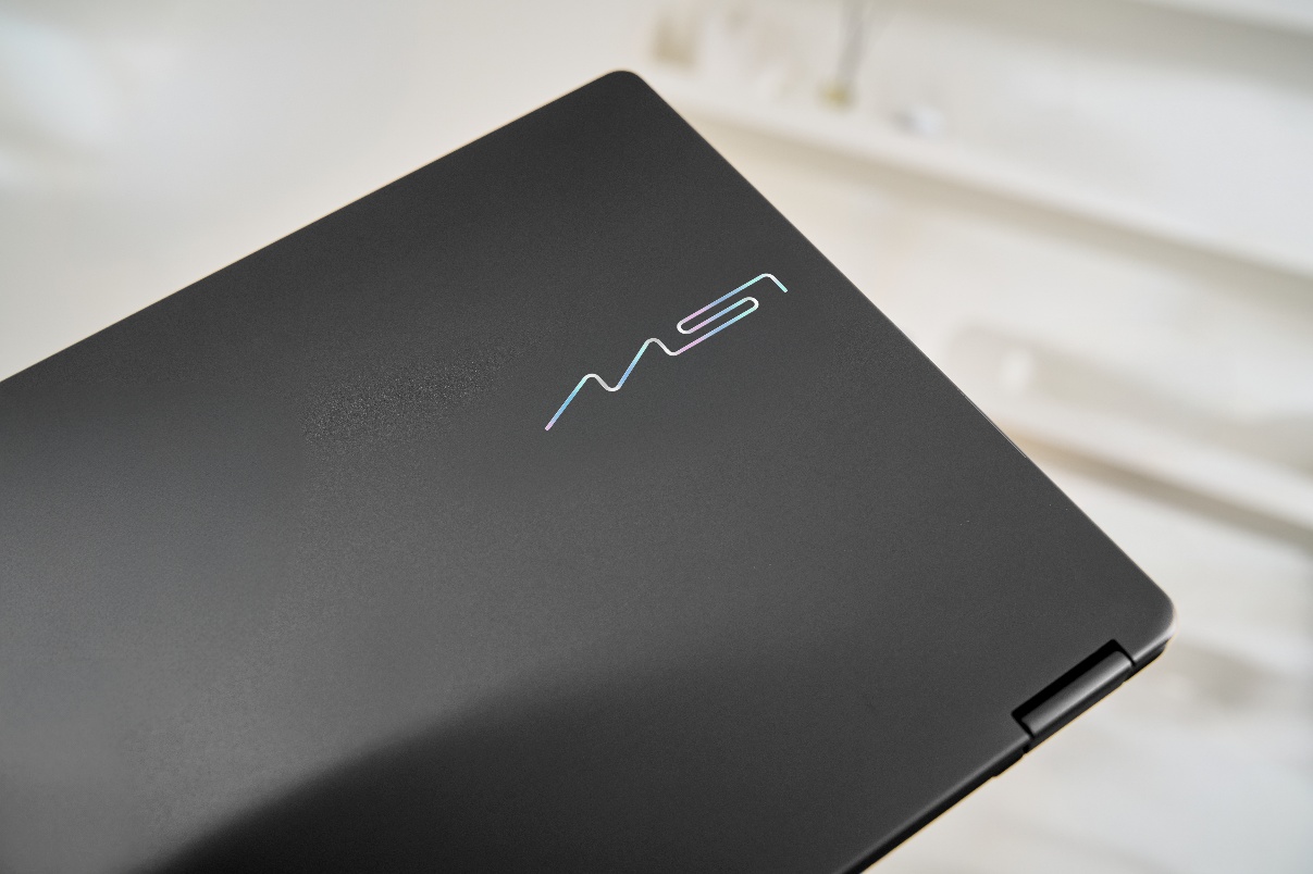 全新 Prestige 系列採用更纖薄機身、圓潤曲線設計，由內而外展現極致質感