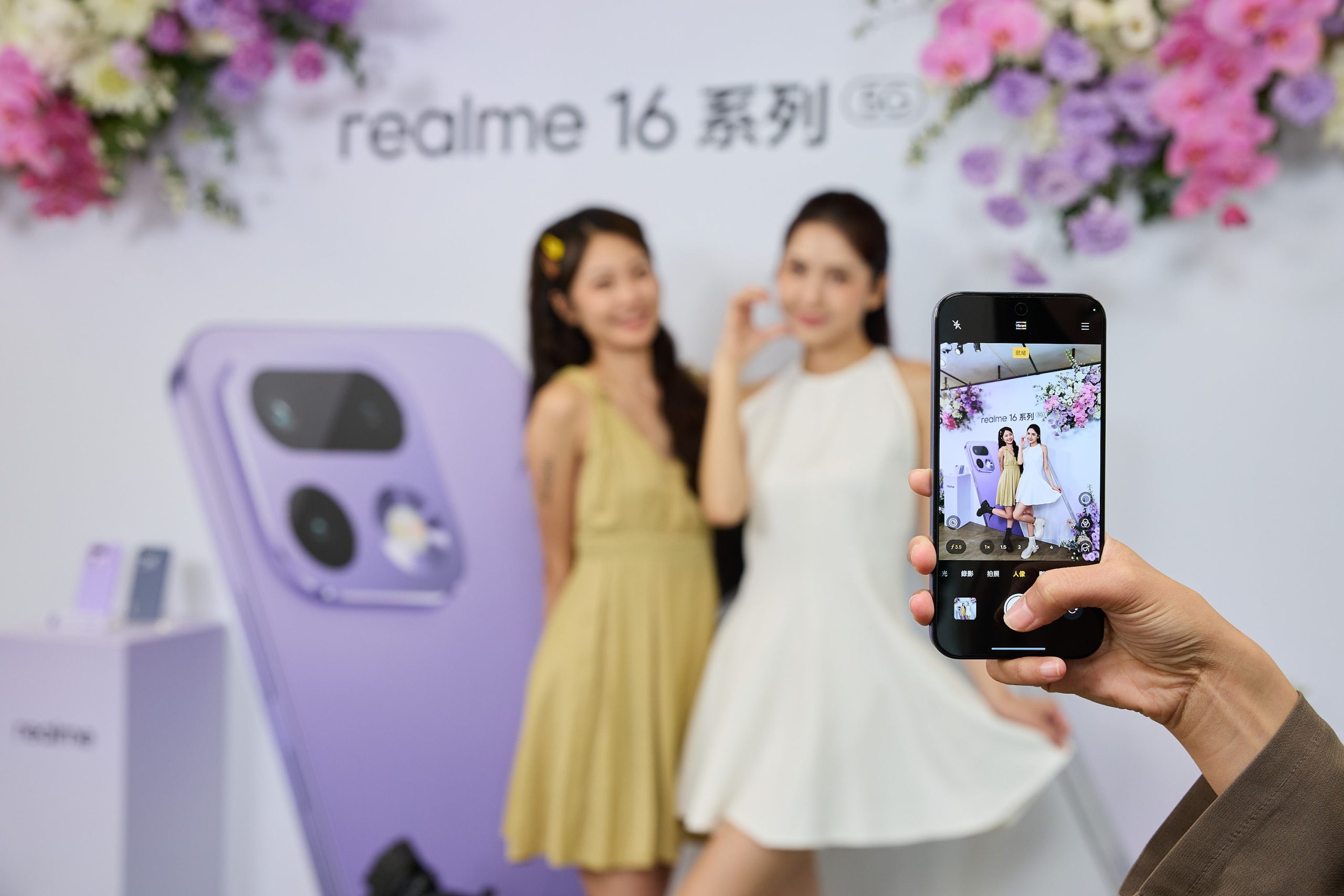  realme 16 Pro 以 2 億畫素搭配五大黃金焦段，大師人像隨拍即得。