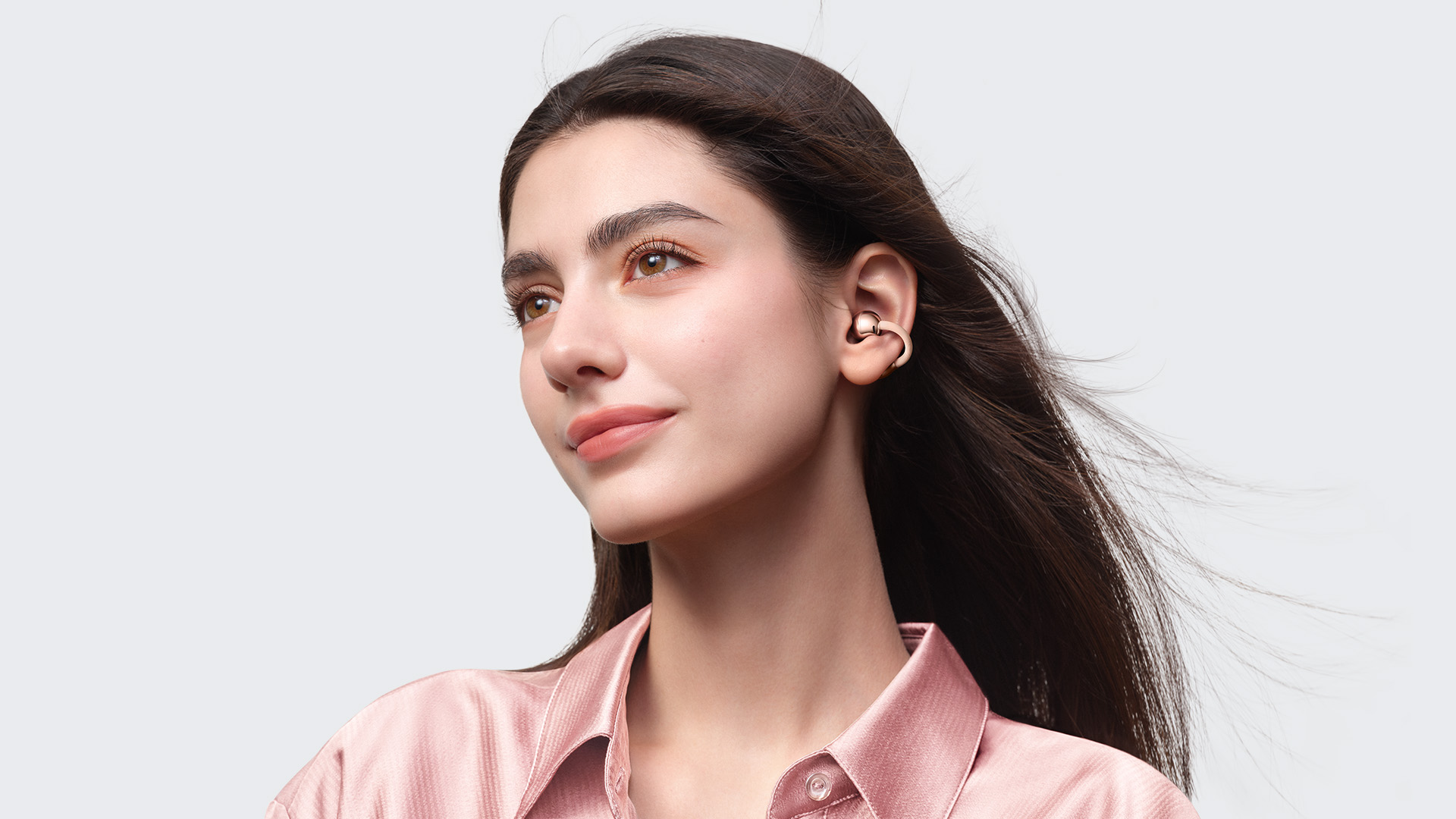 HUAWEI FreeClip 2同時攜手法國飾品品牌 Les Néréides 推出聯名耳飾，以自然與詩意為靈感，結合精緻工藝的珠寶創作融入其中，展現科技與美感兼具的生活風格。