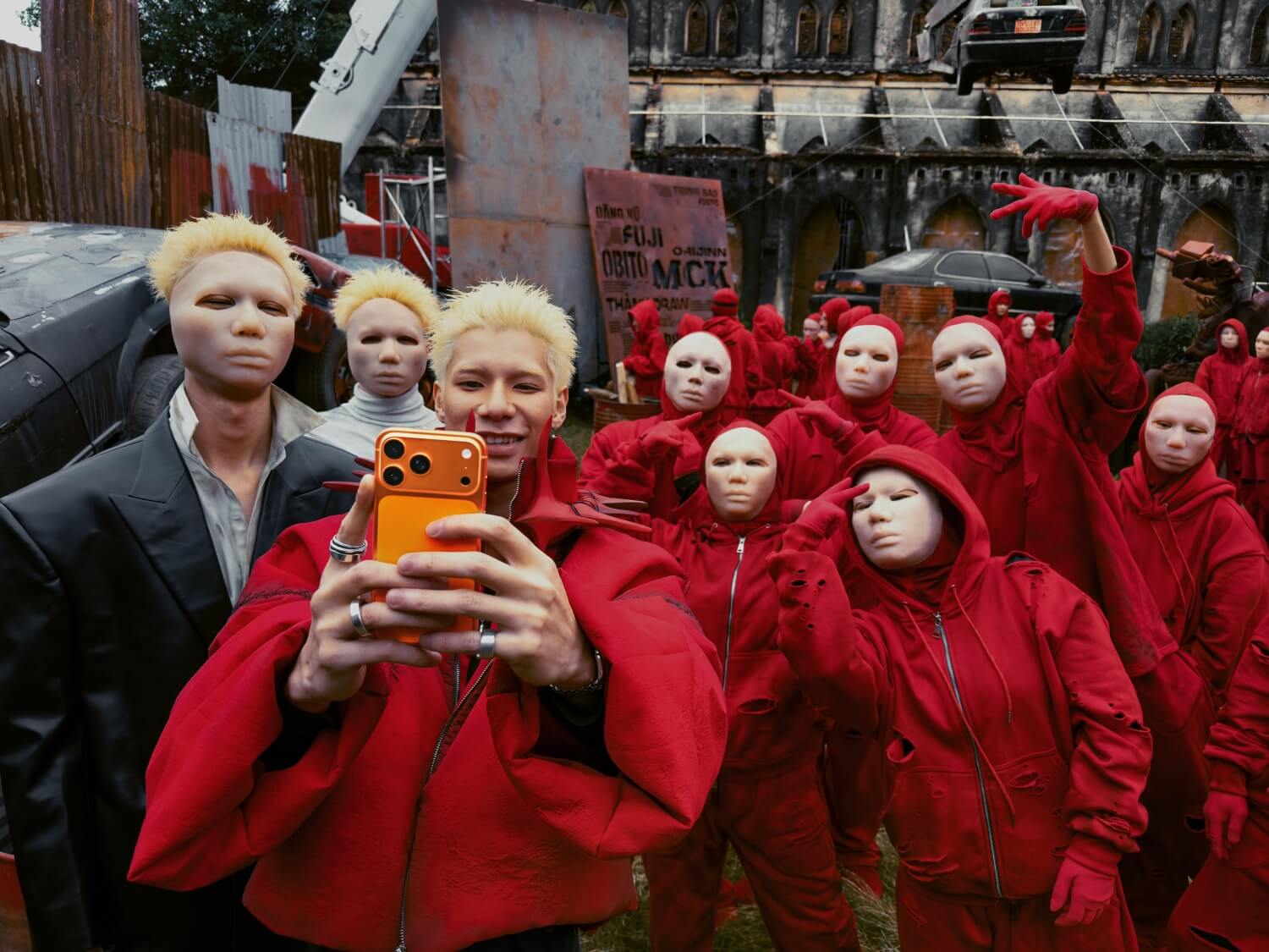 iPhone 17 Pro 拍出 360° 全景專輯預告!越南饒舌歌手 MCK 新作《HVL》登場 - 塔科女子