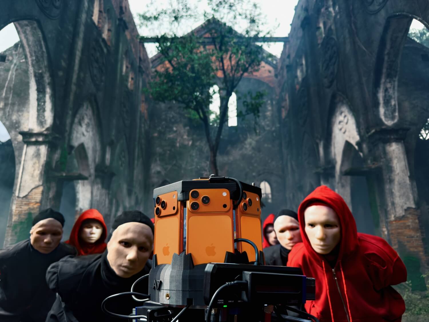 iPhone 17 Pro 拍出 360° 全景專輯預告!越南饒舌歌手 MCK 新作《HVL》登場 - 塔科女子