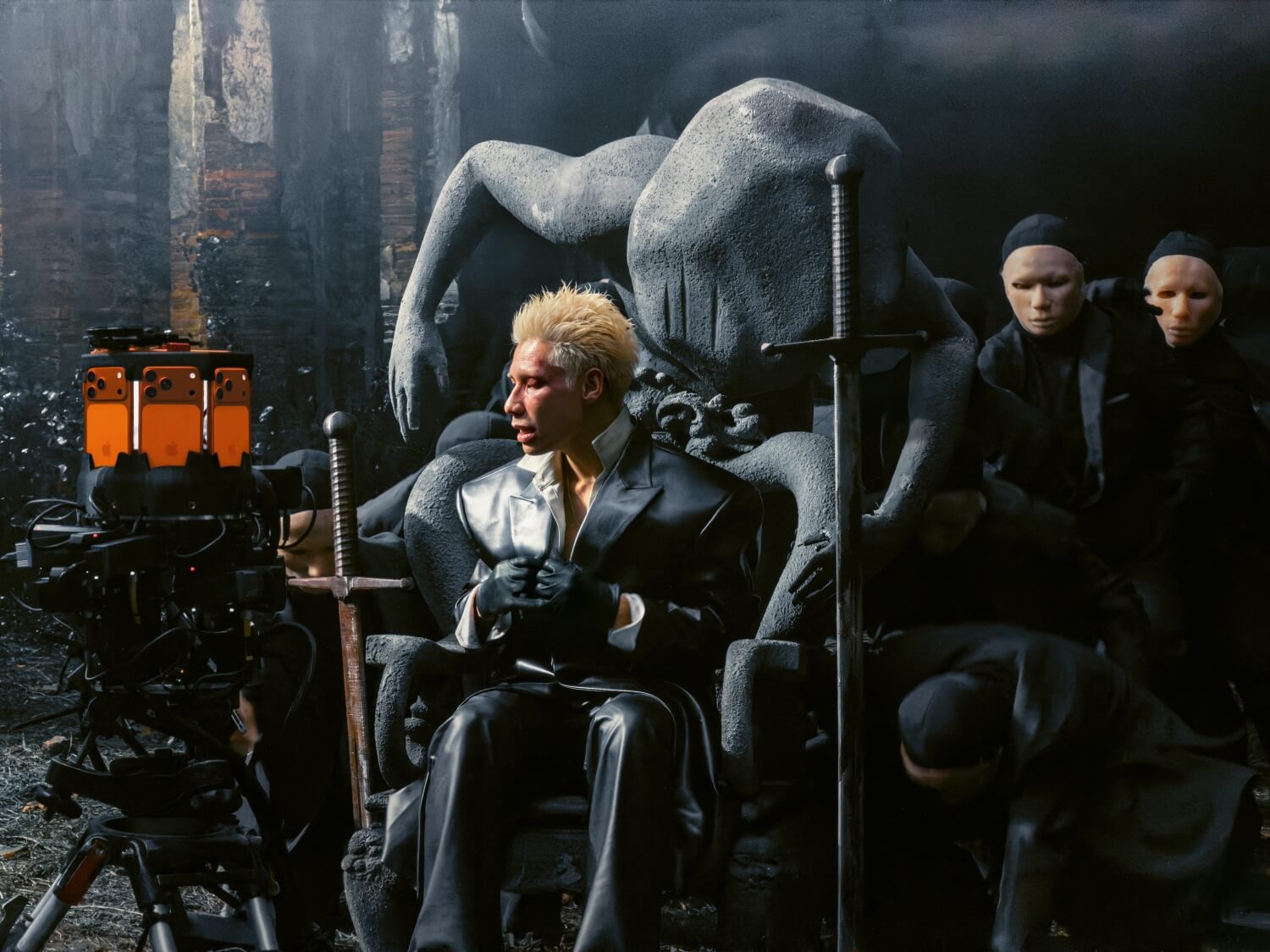 iPhone 17 Pro 拍出 360° 全景專輯預告!越南饒舌歌手 MCK 新作《HVL》登場 - 塔科女子