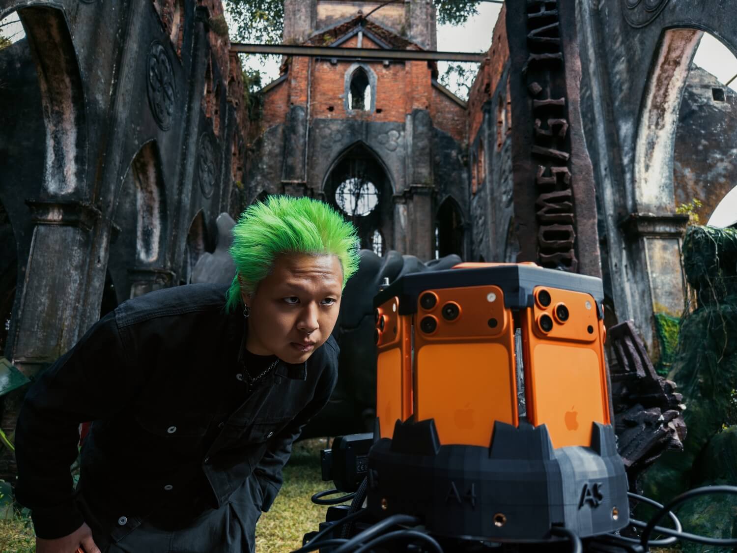 iPhone 17 Pro 拍出 360° 全景專輯預告!越南饒舌歌手 MCK 新作《HVL》登場 - 塔科女子