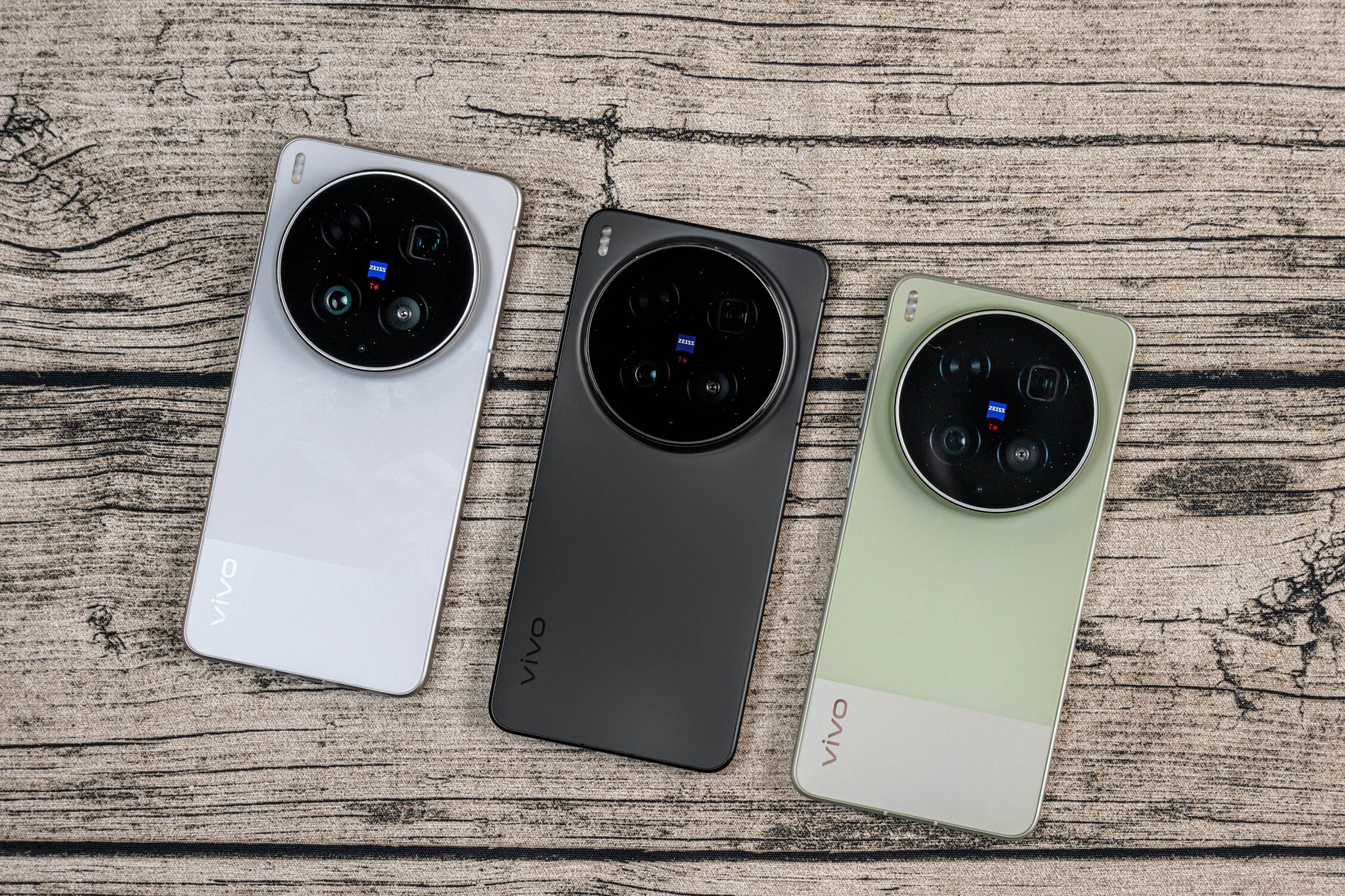  vivo X300 Ultra 推出曠野綠、雪峰白、火山黑三款配色。