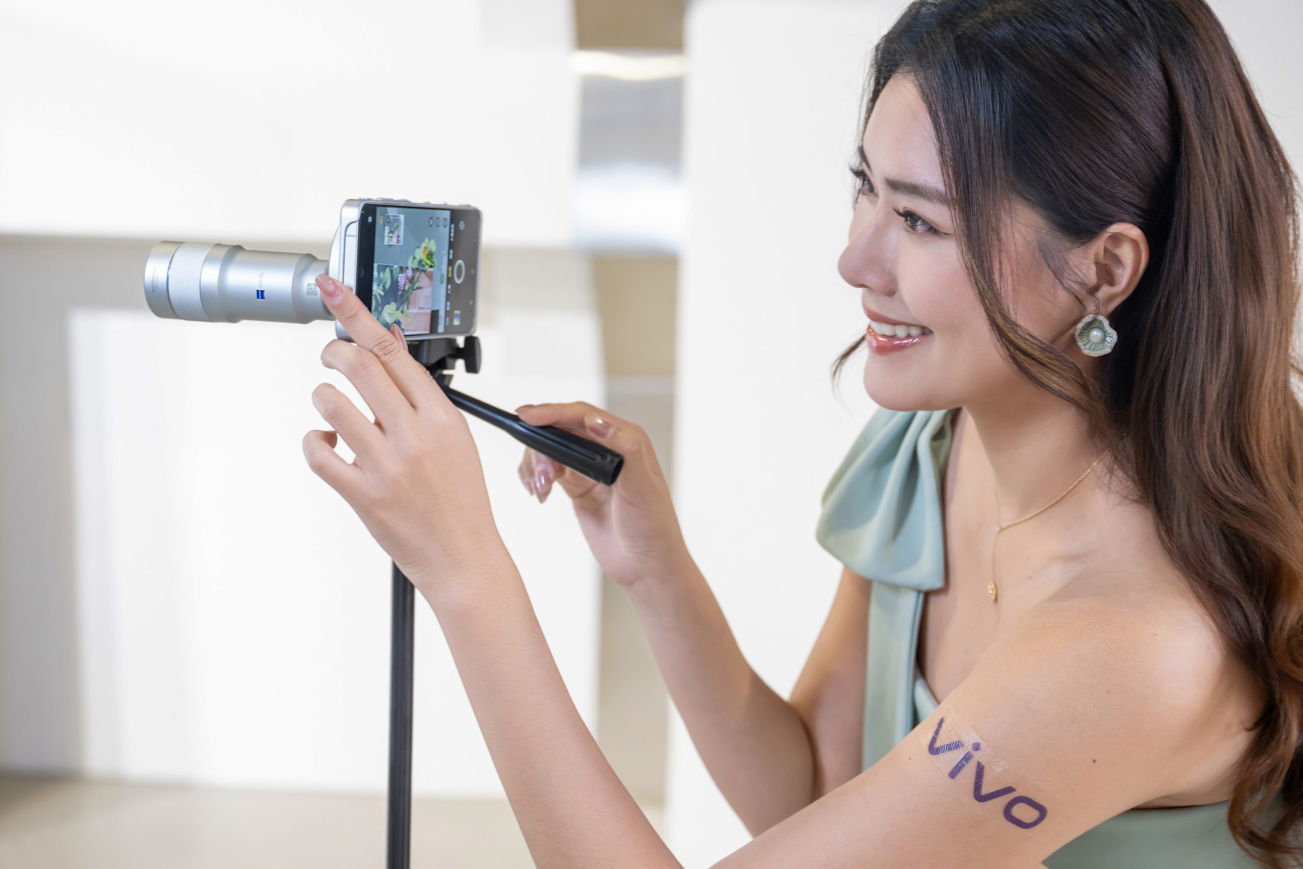  vivo X300 Ultra 支援「蔡司增距鏡 G2 Ultra 」突破望遠極限，支援 400mm 至 8100mm 超長焦段，帶來焦距倍增的遠攝能力。