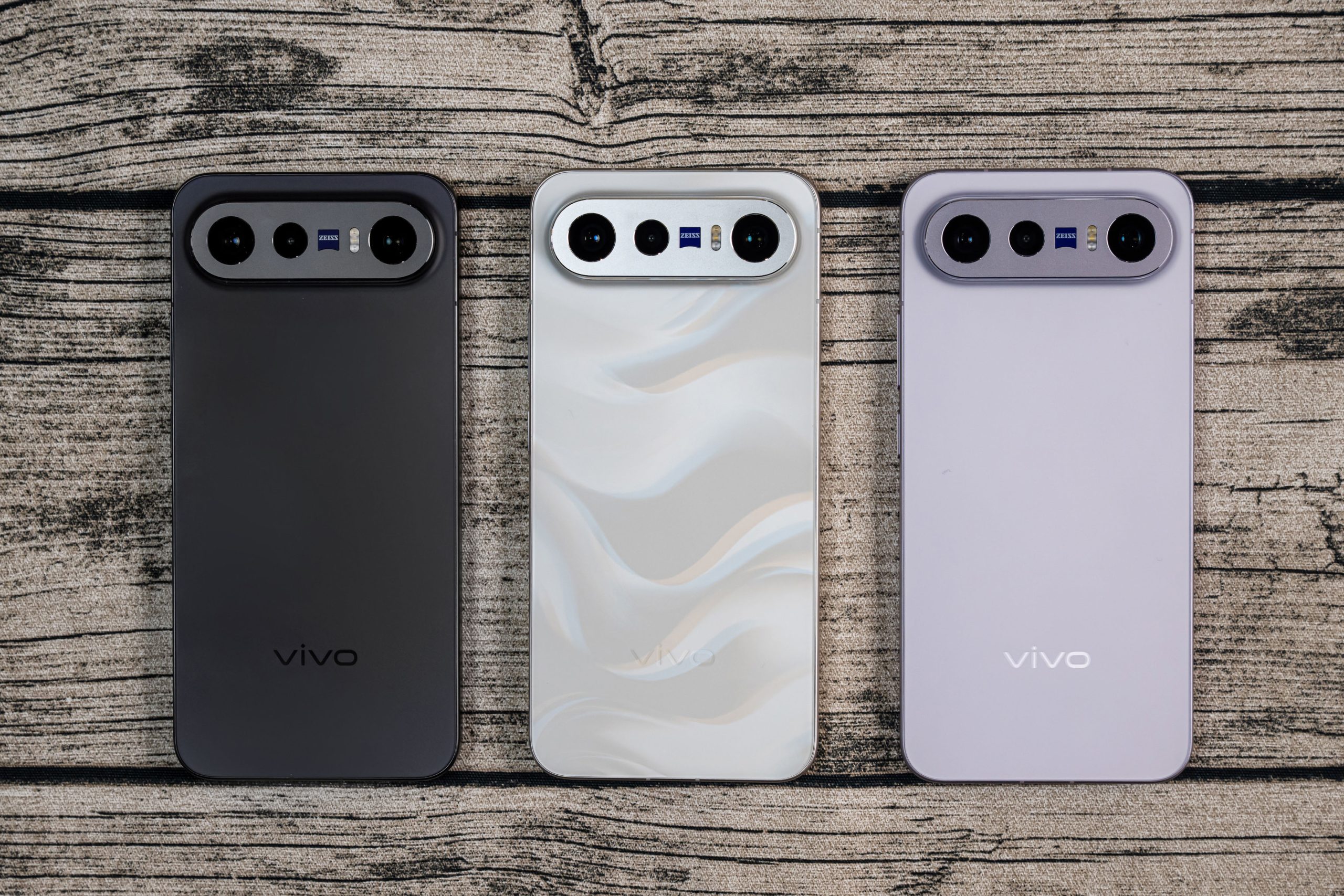  vivo X300 FE 推出雅霧紫、耀動白、酷玩黑三款風格配色。