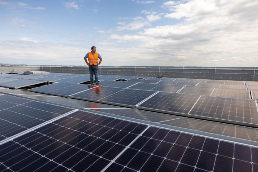 2025 年，Apple 及其直接供應商採購超過 20 GW 的再生能源，產生足以為超過 340 萬個美國家庭提供一整年用電的潔淨電力。