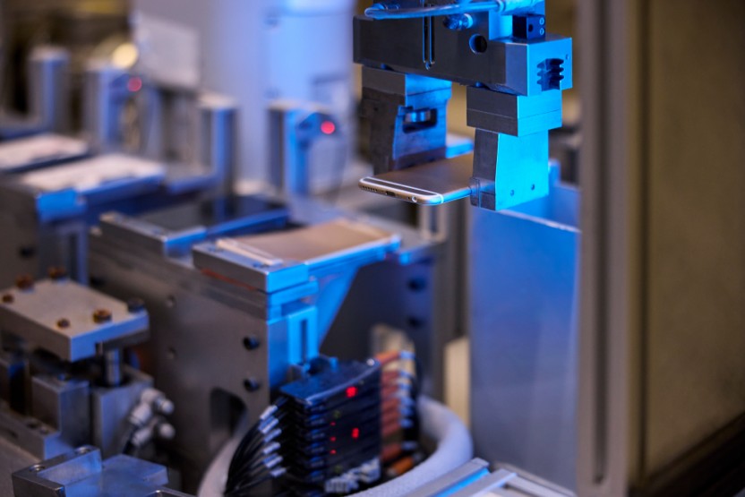 顧客透過 Apple 回收不再使用的產品時，其裝置會經過嚴謹檢測。無法再使用或維修的產品與零組件，可能會送往 Apple 的先進回收系統，包括 Daisy 與 Cora。