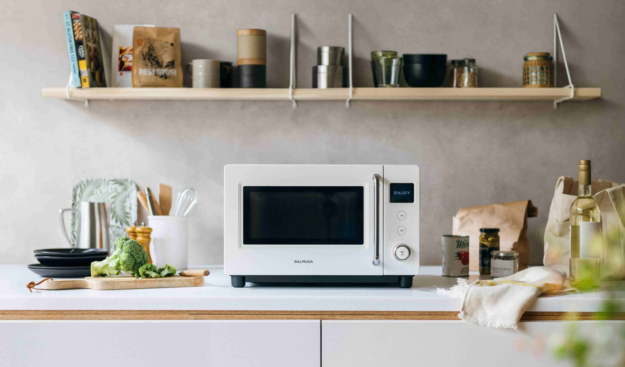 BALMUDA 在台推出全新微波爐 The Range S，承襲「以簡馭繁」設計哲學，將家電化身為展現個人品味的空間藝術品，建議售價 NT$ 13,990 元。