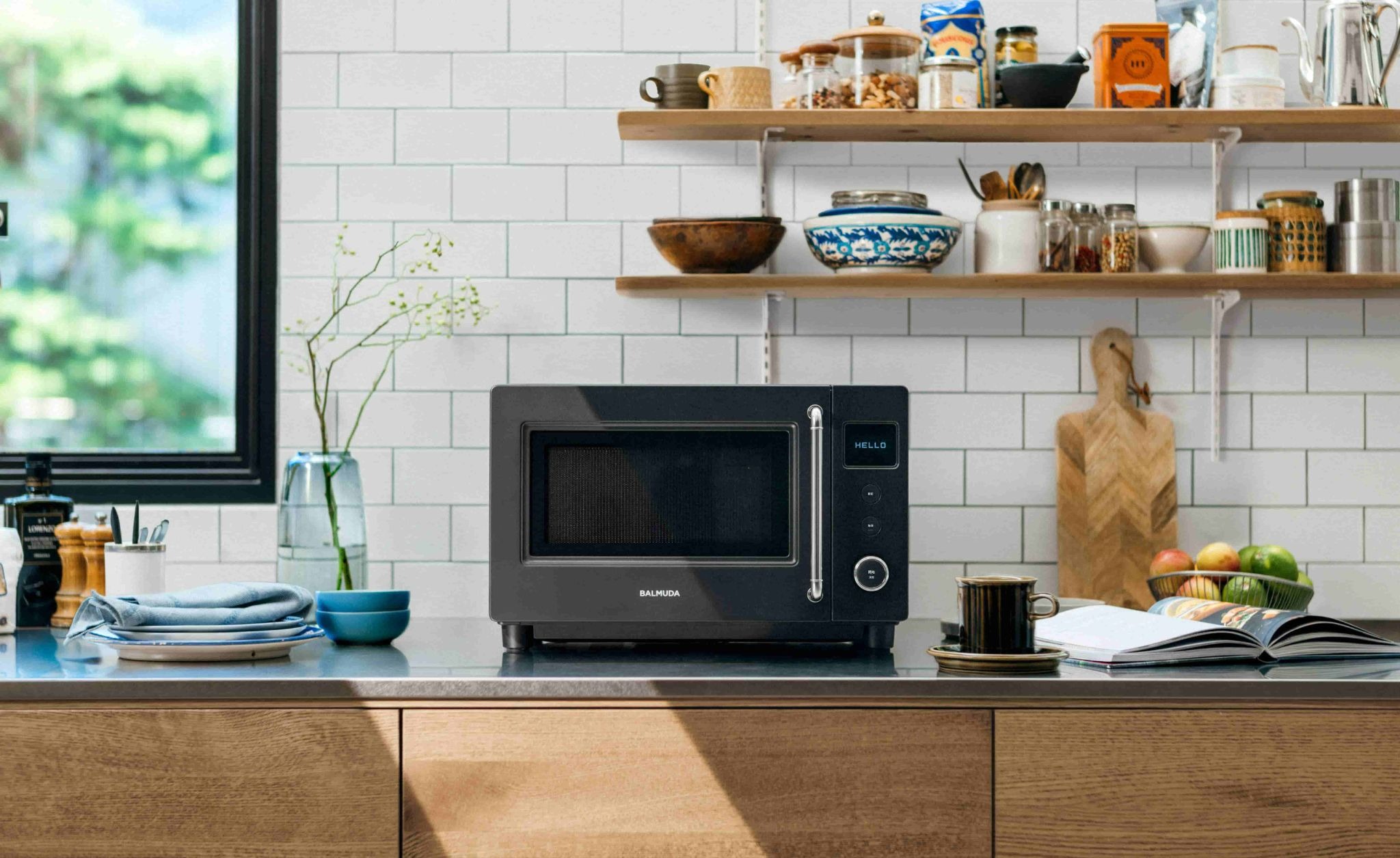 BALMUDA 在台推出全新微波爐 The Range S，承襲「以簡馭繁」設計哲學，將家電化身為展現個人品味的空間藝術品，建議售價 NT$ 13,990 元。