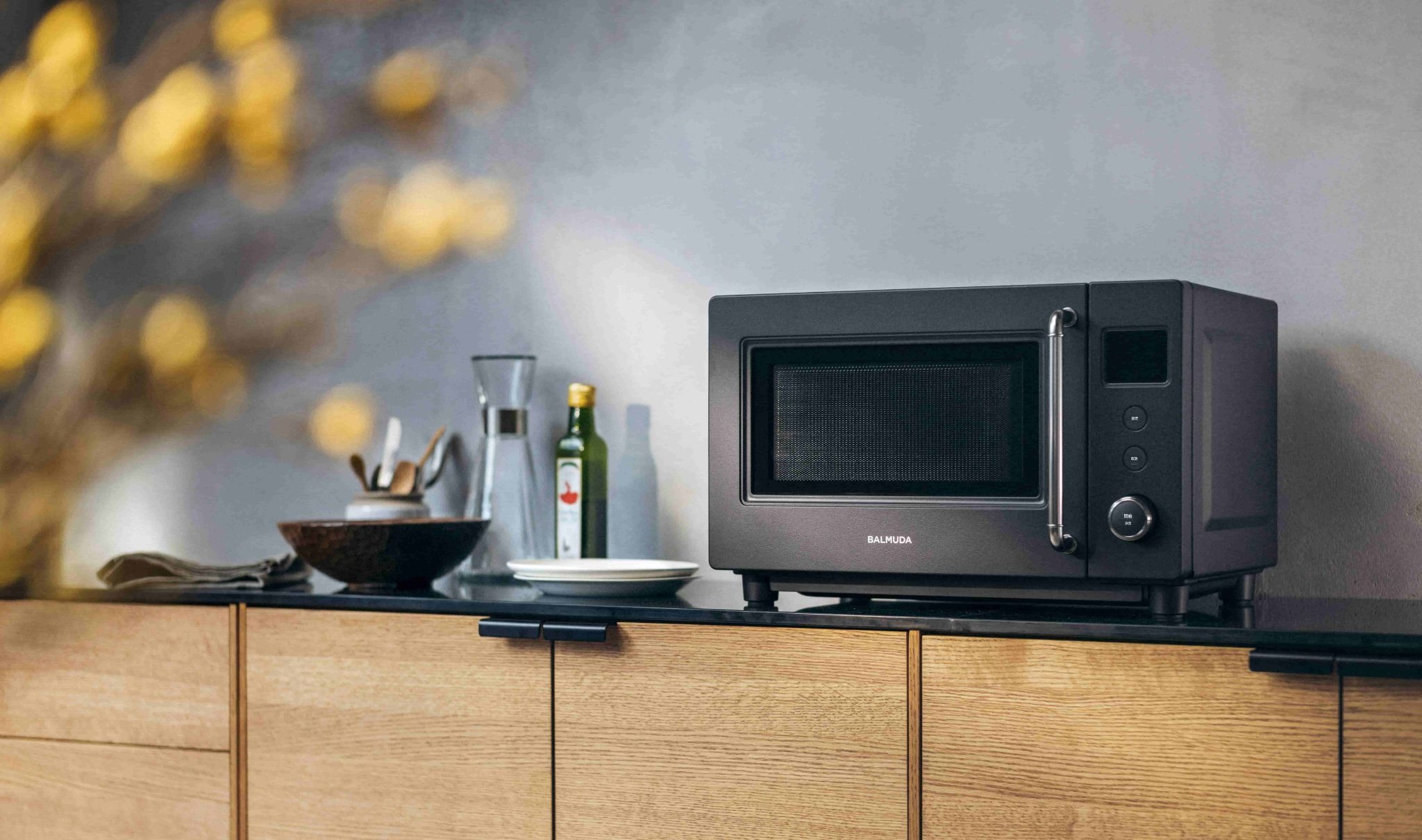 BALMUDA The Range S 展現現代感十足的俐落輪廓，透過細膩金屬質感與光影變幻的框架設計，賦予機身經典且歷久彌新的美學韻味。