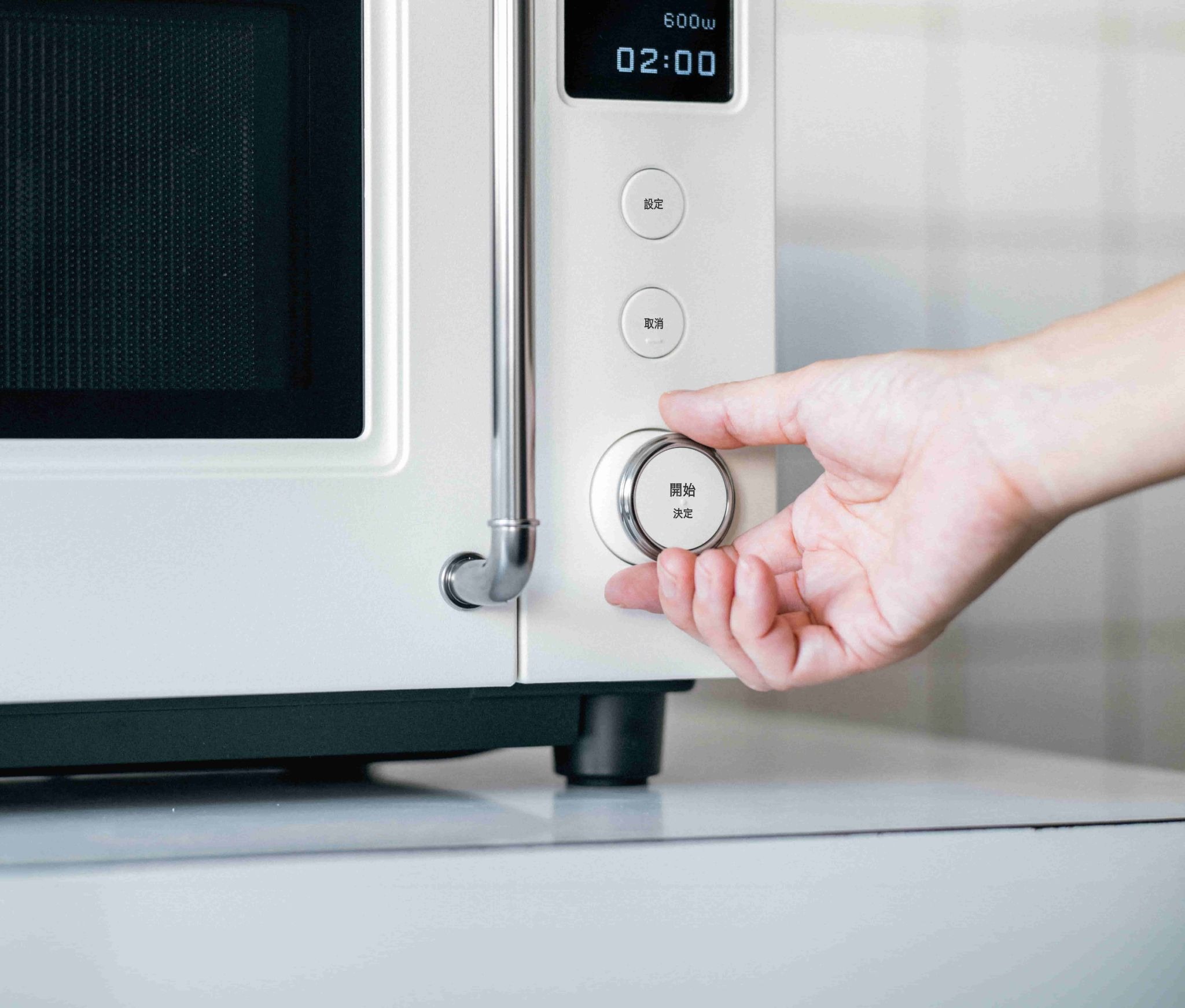 BALMUDA The Range S 捨棄傳統複雜面板，以單一旋鈕設計提供清脆的機械手感與提示音，將職人級的精準溫控轉化為直覺的操作體驗。