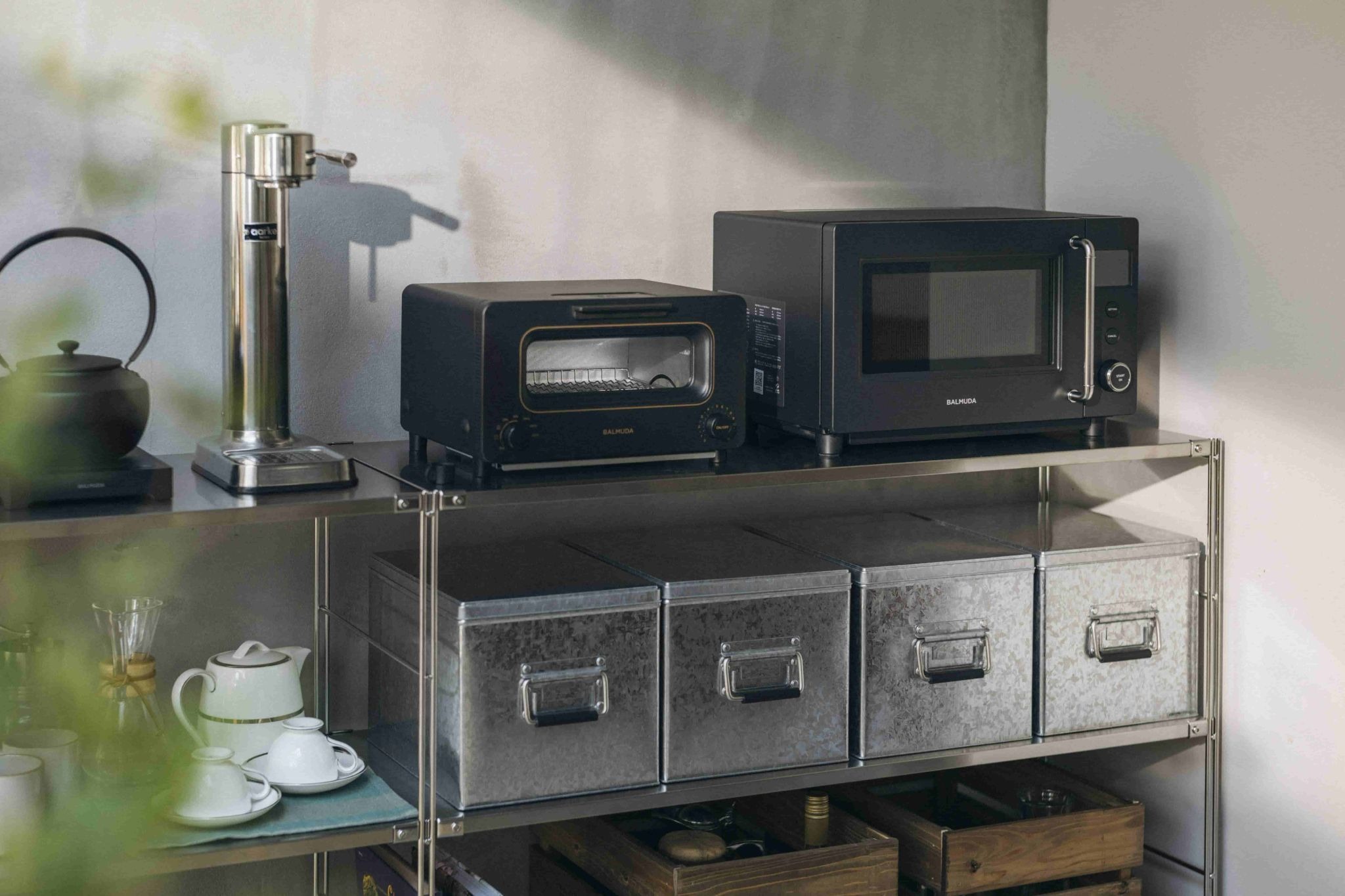 BALMUDA The Range S 在台上市，預購限時優惠 9,990 元，若有進階料理需求，更可搭配BALMUDA The Toaster 蒸氣烤麵包機同時選購。