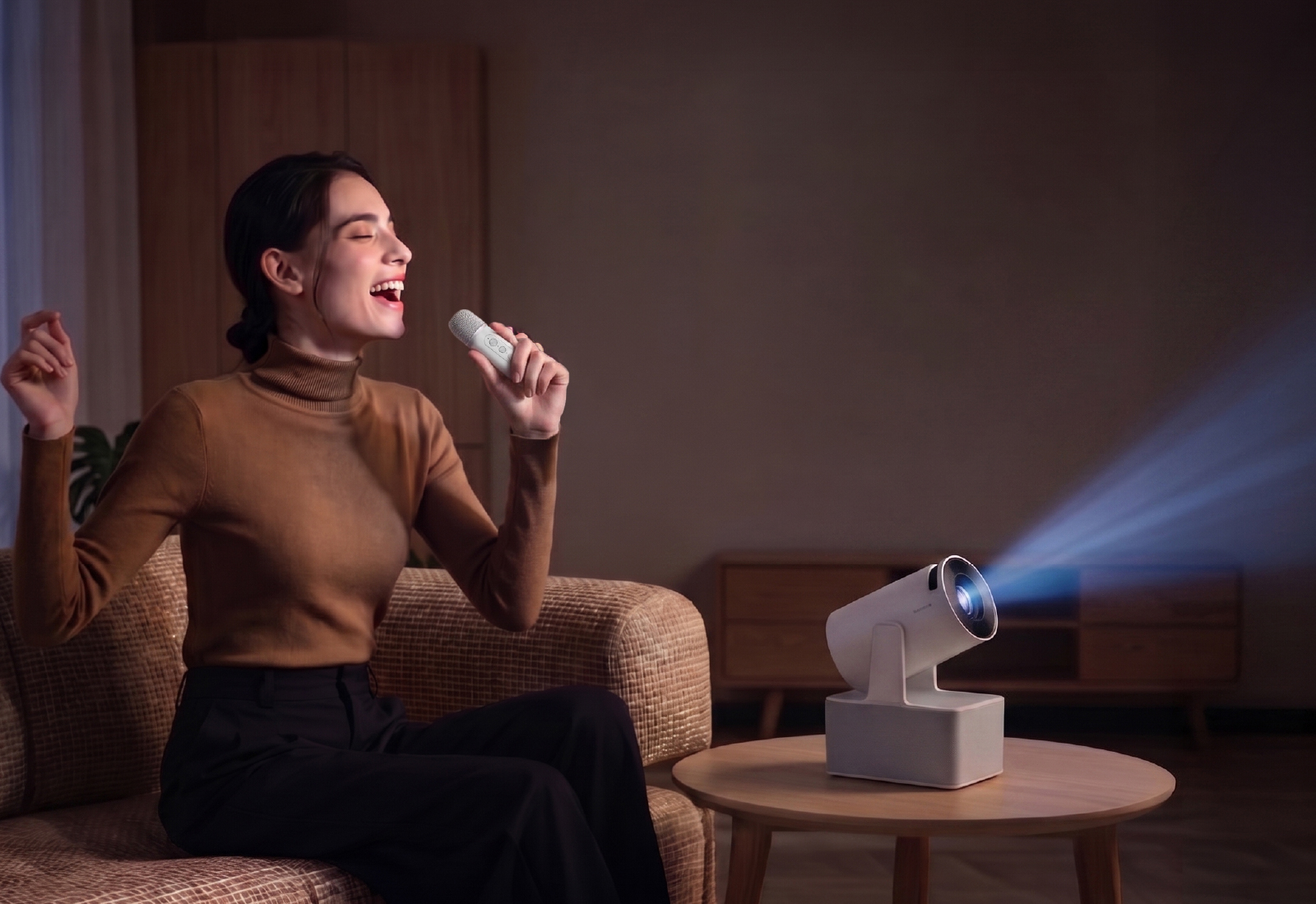 OVO 沃朋推出 K 歌音響投影機 LA6 Cross，續航最長 3 小時，並同步發表旗艦機 LA10 Pro - K歌音響投影機, LA10 Pro, LA6 Cross, OVO 沃朋 - 塔科女子