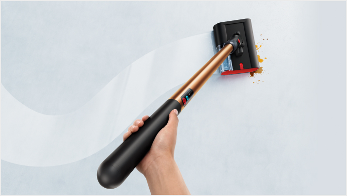 圖 2：Dyson PencilWash™ 鉛筆洗地機機身直徑僅 38 毫米，機身可 170 度平貼地面，輕鬆深入低至 15 公分的家具底部，實現零死角清潔。