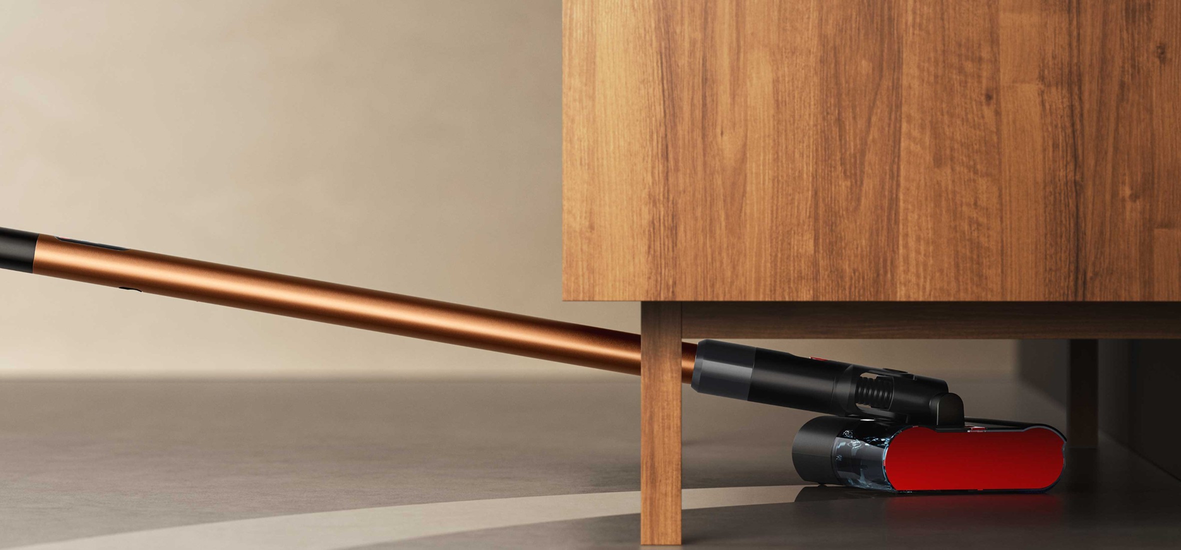 圖 2：Dyson PencilWash™ 鉛筆洗地機機身直徑僅 38 毫米，機身可 170 度平貼地面，輕鬆深入低至 15 公分的家具底部，實現零死角清潔。 