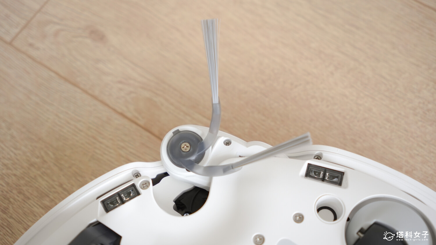石頭科技 Qrevo Edge 2 掃拖機器人:FlexiArm® 零纏繞弧形動態伸縮邊刷