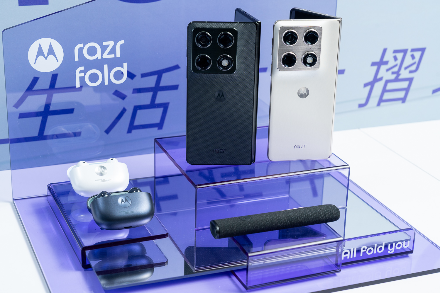 motorola razr fold 推出 12GB + 256GB 單一版本,建議售價 NT49,988 元,共有 PANTONE Blackened Blue (黑)、 PANTONE Lily White (白)兩色;尊榮旗艦限定版(含手機、 moto pen ultra 與 moto buds 2 plus )售