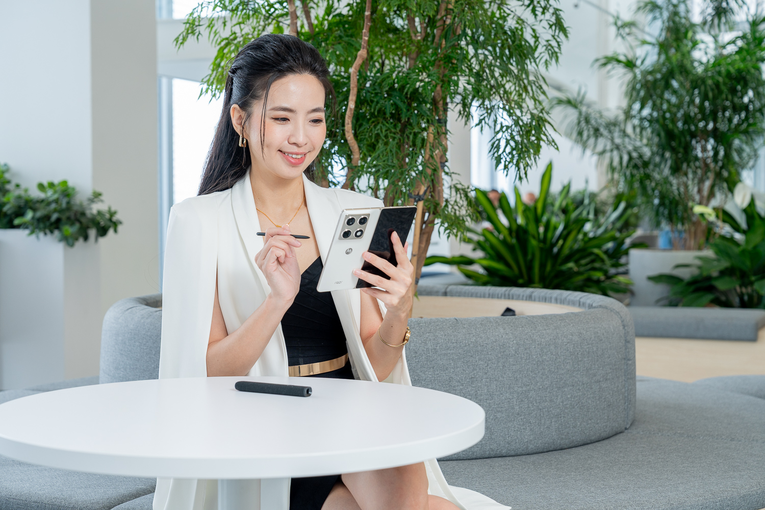 moto pen ultra 將創意的精準度與生產力直接交到使用者手中,將 razr fold 轉化為功能強大的數位畫布與靈活的行動辦公空間。