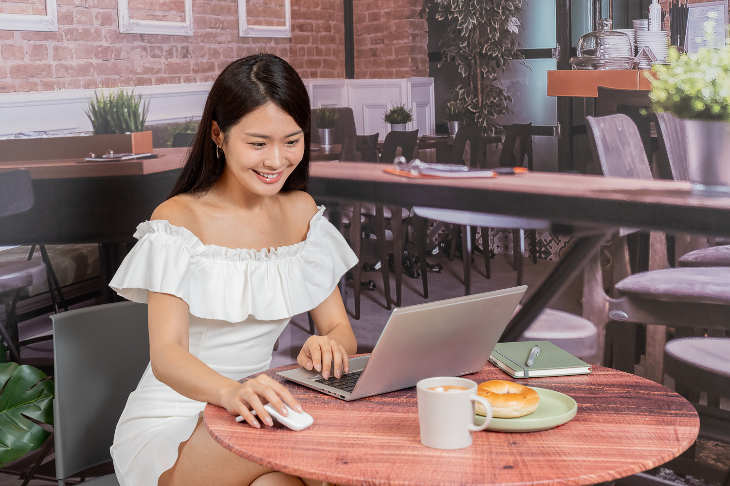 Logitech Mobi 無線摺疊滑鼠定價 2,690 元 共推出石墨灰、珍珠白、星暮紫三款配色