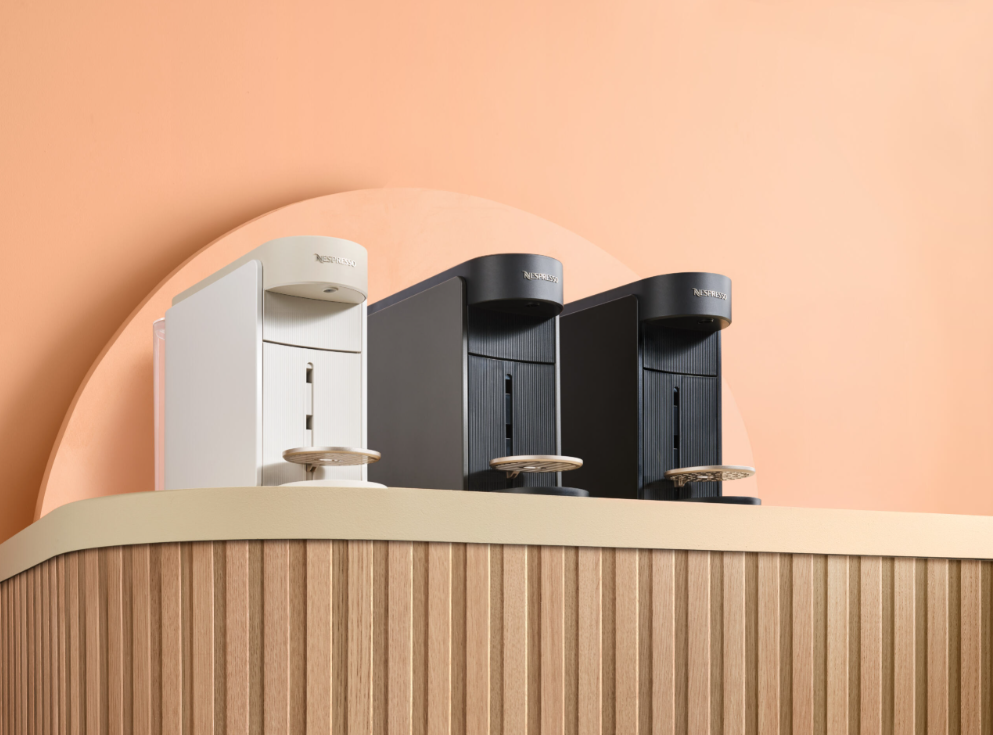 Nespresso VERTUO 系列全新升級Vertuo UP 膠囊咖啡機正式登台,提供晨露白、靜謐灰、醇萃黑三款時尚百搭色(建議售價9,900元)。