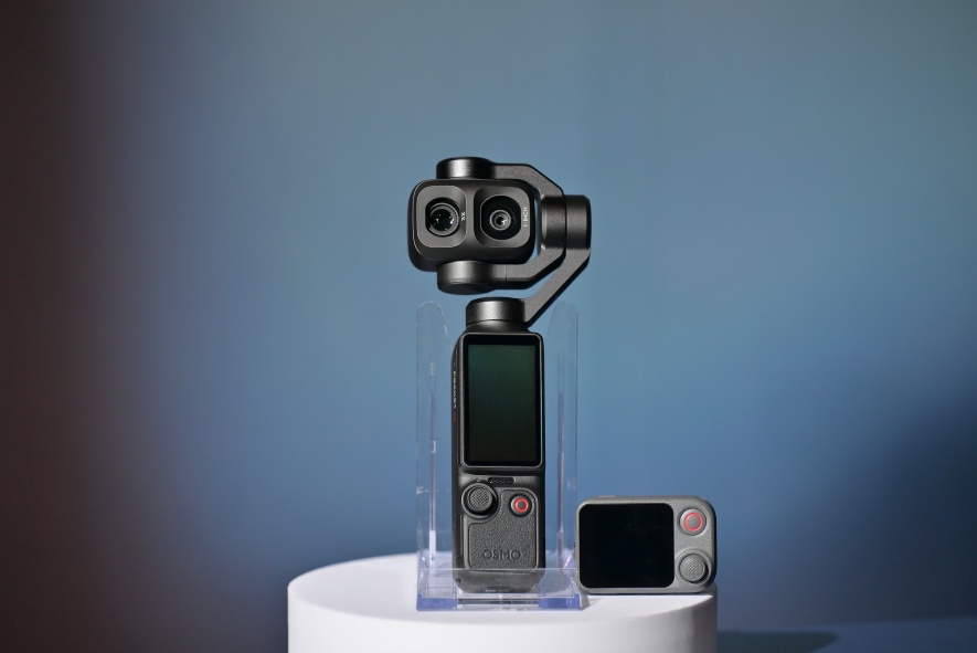 串聯 DJI 多元生態系,DJI Osmo Pocket 4P 透過取景遙控器穩定遙控圖傳即時影像