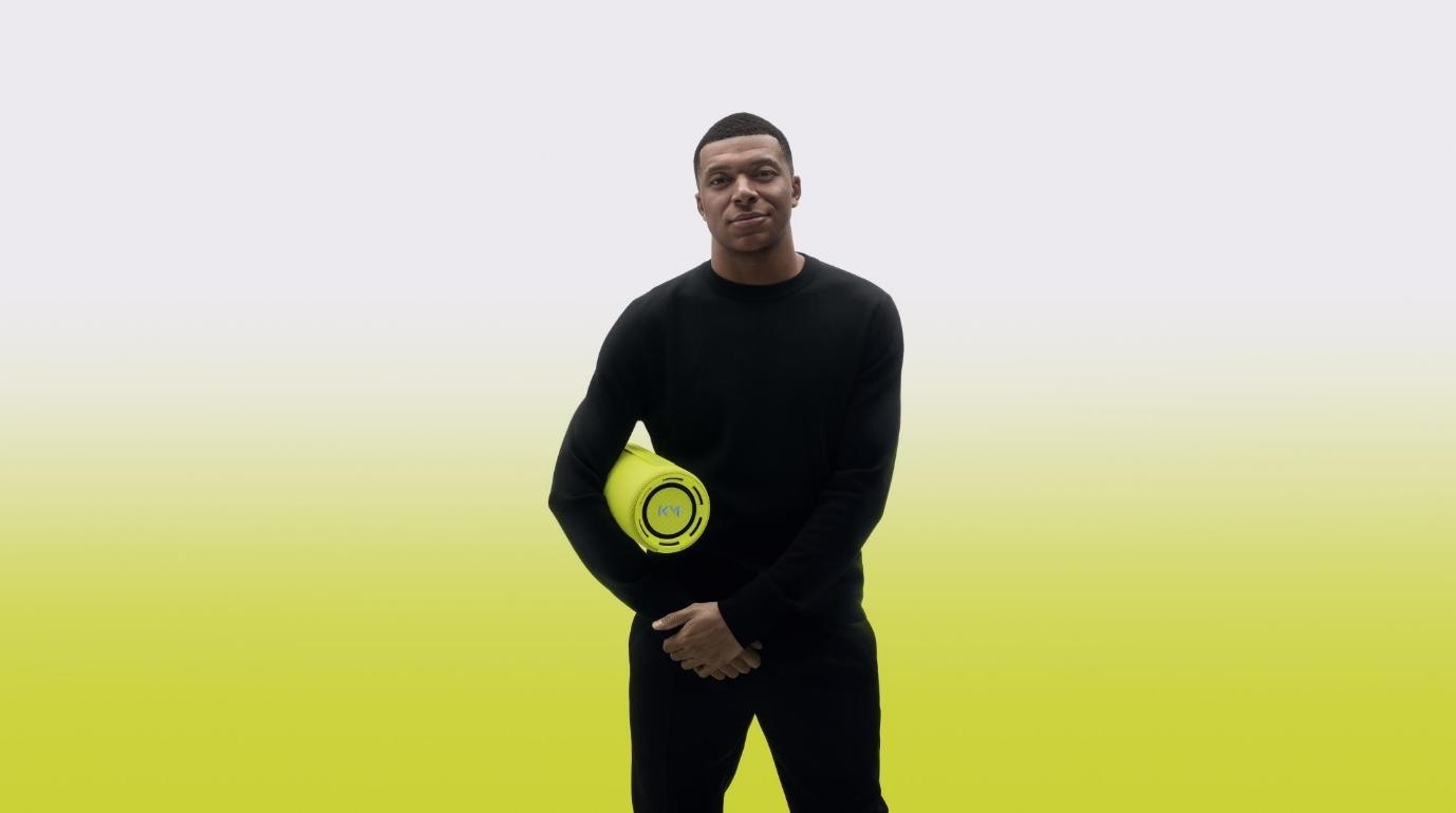 LOEWE 攜手世界足球巨星 姆巴佩(Kylian Mbappé)打造聯名藍牙喇叭「We. HEAR pro x Kylian Mbappé」。