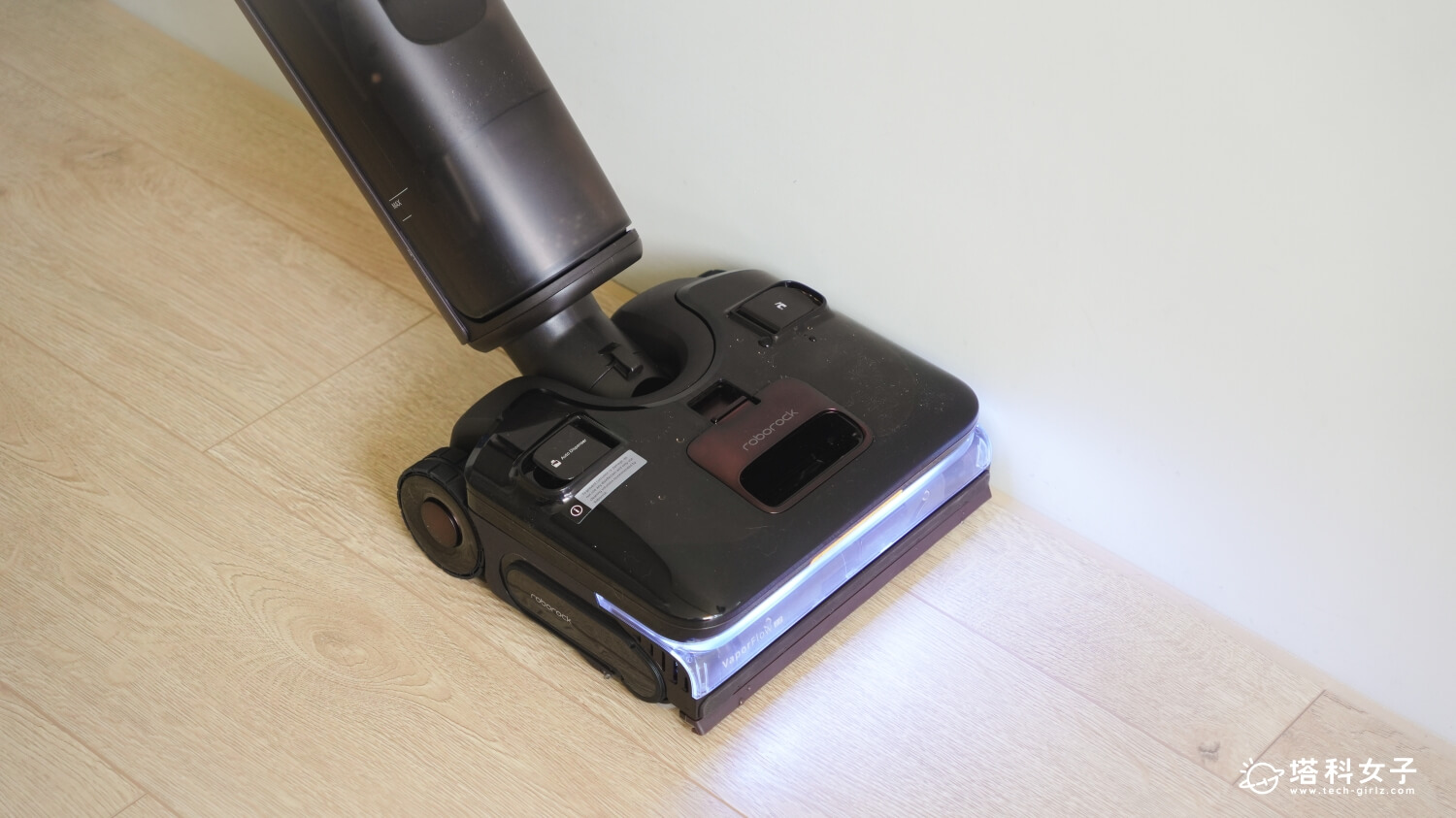 Roborock F25 Ultra Steam Gen 2 :SensEdge AI 智慧機械臂、0 mm 全向貼邊清潔