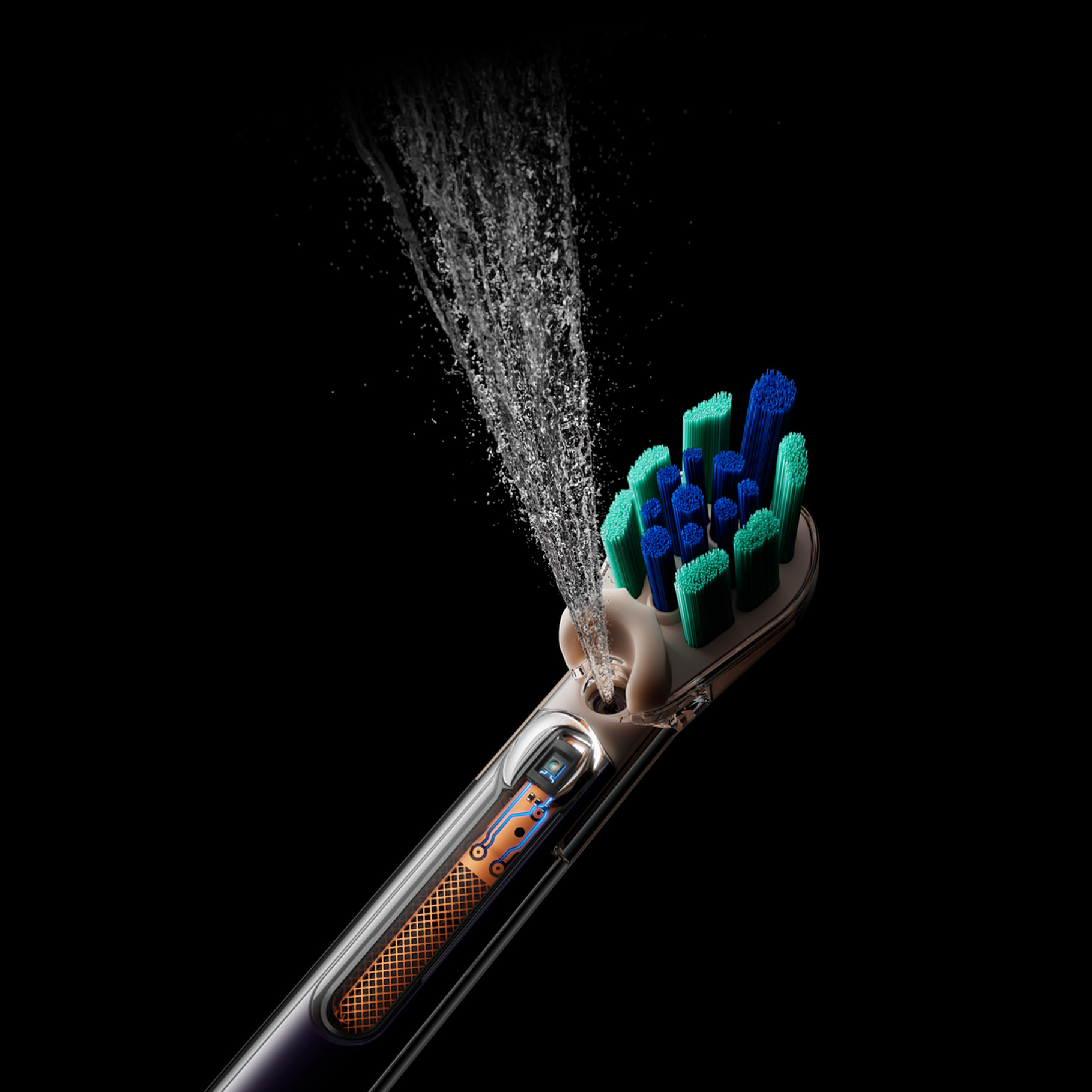 Dyson CameraJet™ 反重力膠囊水箱採用醫療級矽膠打造可擴張式隔膜設計,透過空氣擠壓維持水柱穩定,無論直立、傾斜或倒置,皆能實現全角度精準噴射,讓漱口自然