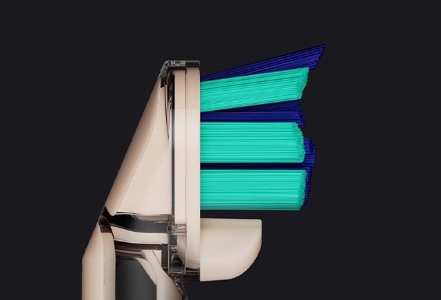 Dyson CameraJet™ 採用雙重刷毛刷頭,較硬的內層藍色刷毛有助去除牙齒表面色漬,柔軟的外層綠色刷毛則沿著牙齦線溫和清潔;刷毛依照口腔立體輪廓精準配置,提升