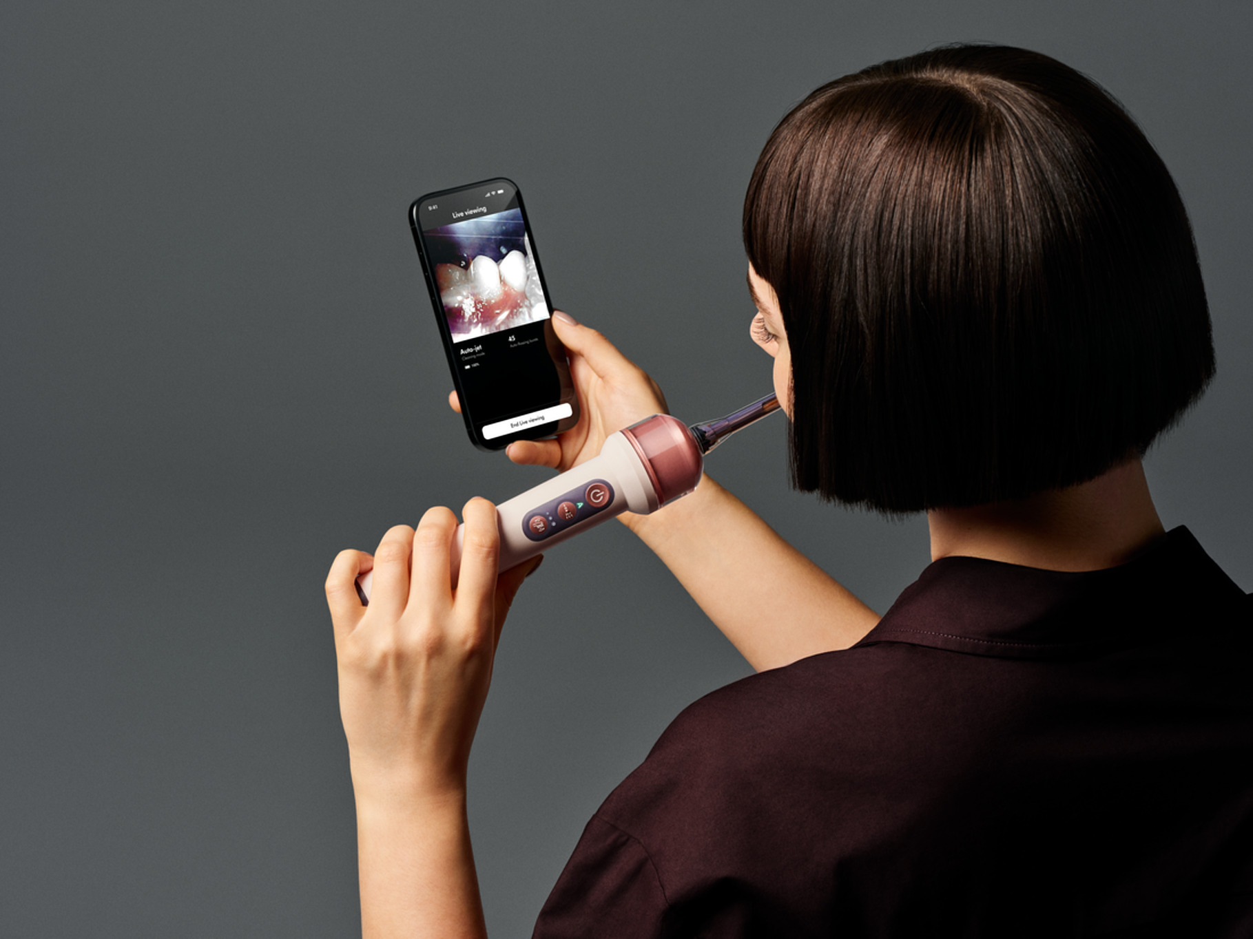 Dyson CameraJet™ 連結 MyDyson™ App,即時查看口腔細節,潔牙過程「看得見」。