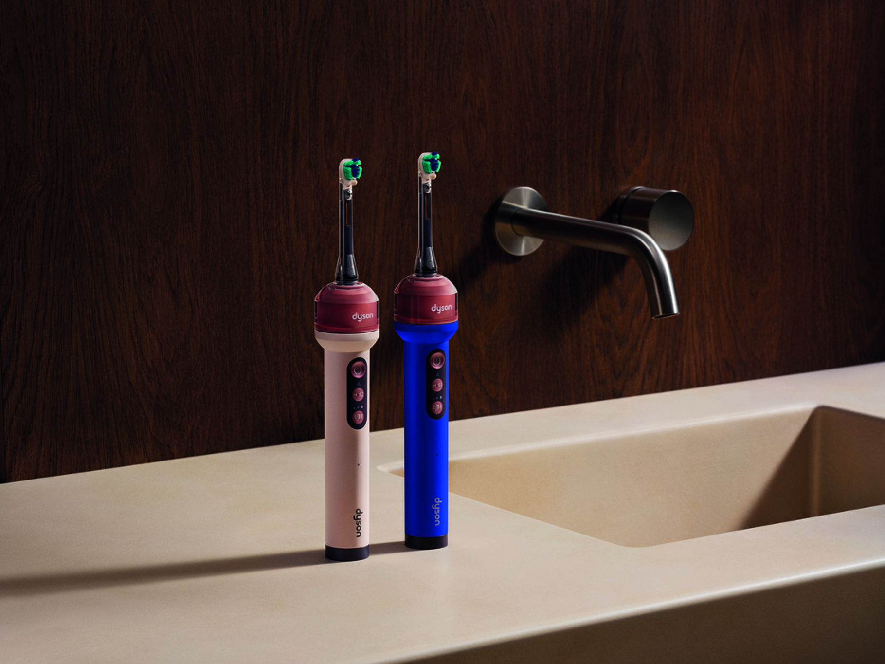 Dyson CameraJet™ 微鏡噴射電動牙刷 9 月 1 日正式在台上市,推出「粉霧玫瑰」與「極光曜藍」兩款配色。