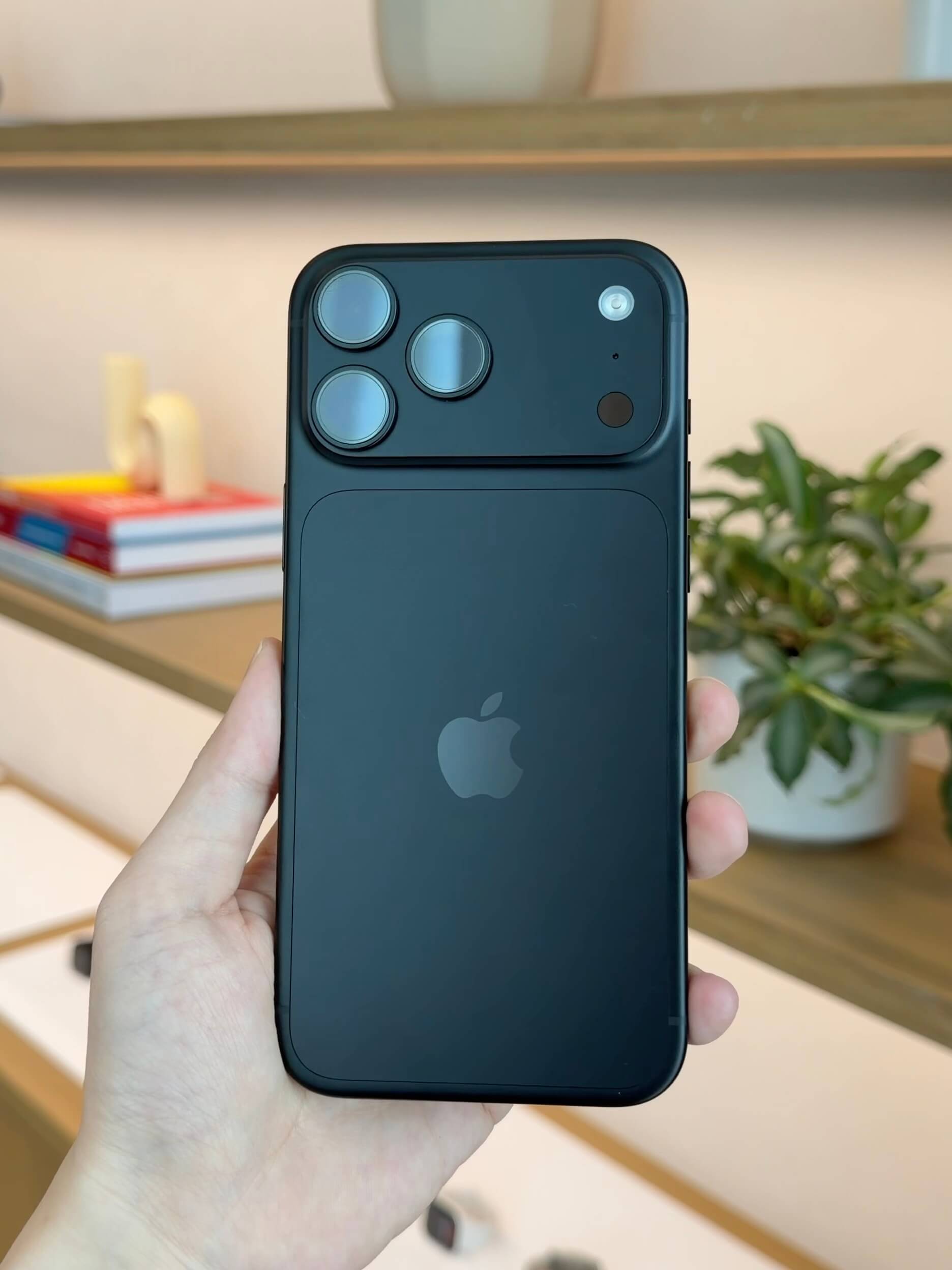 iPhone 18 Pro 黑色實機照片