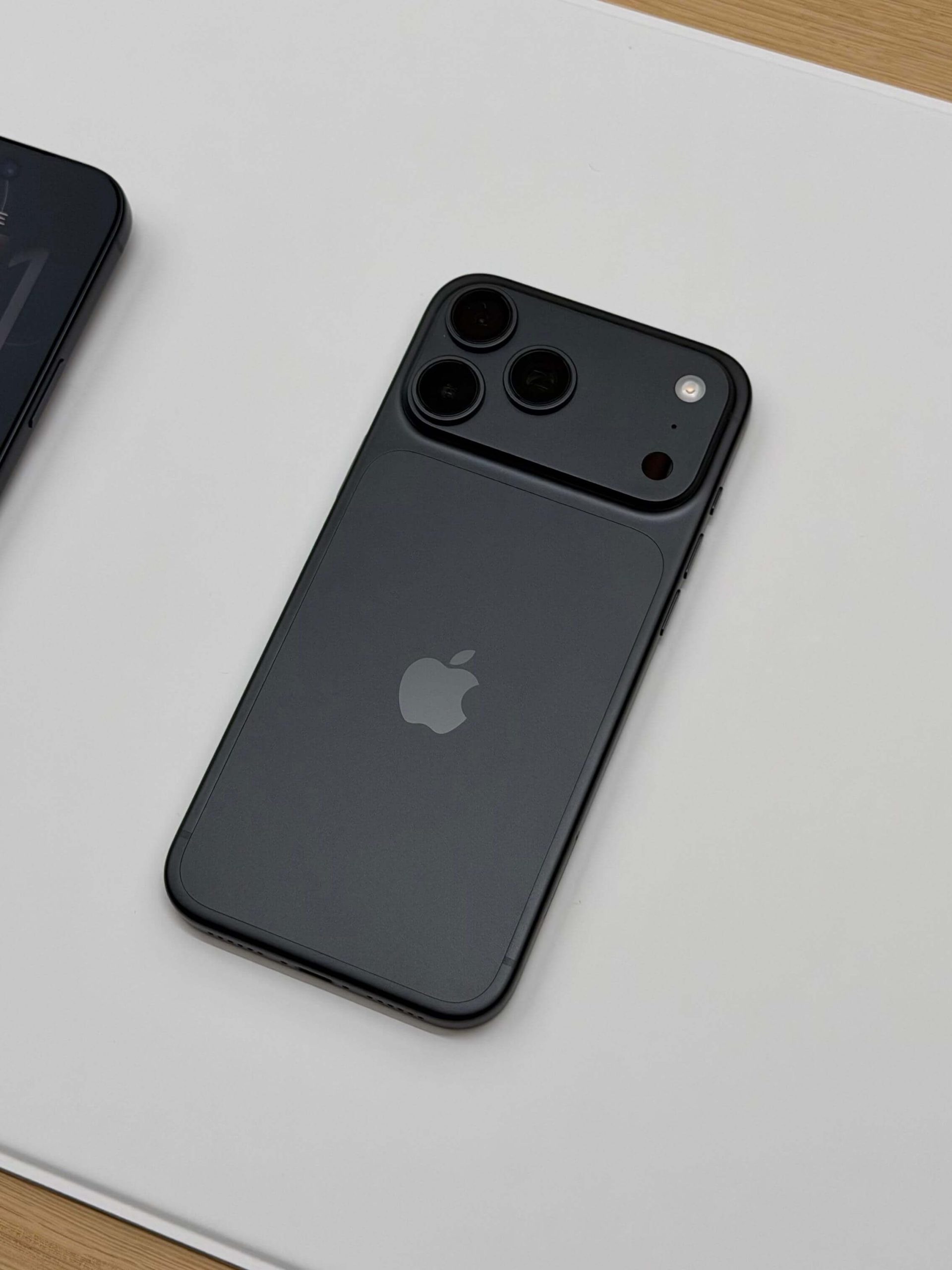 iPhone 18 Pro 黑色實機照片