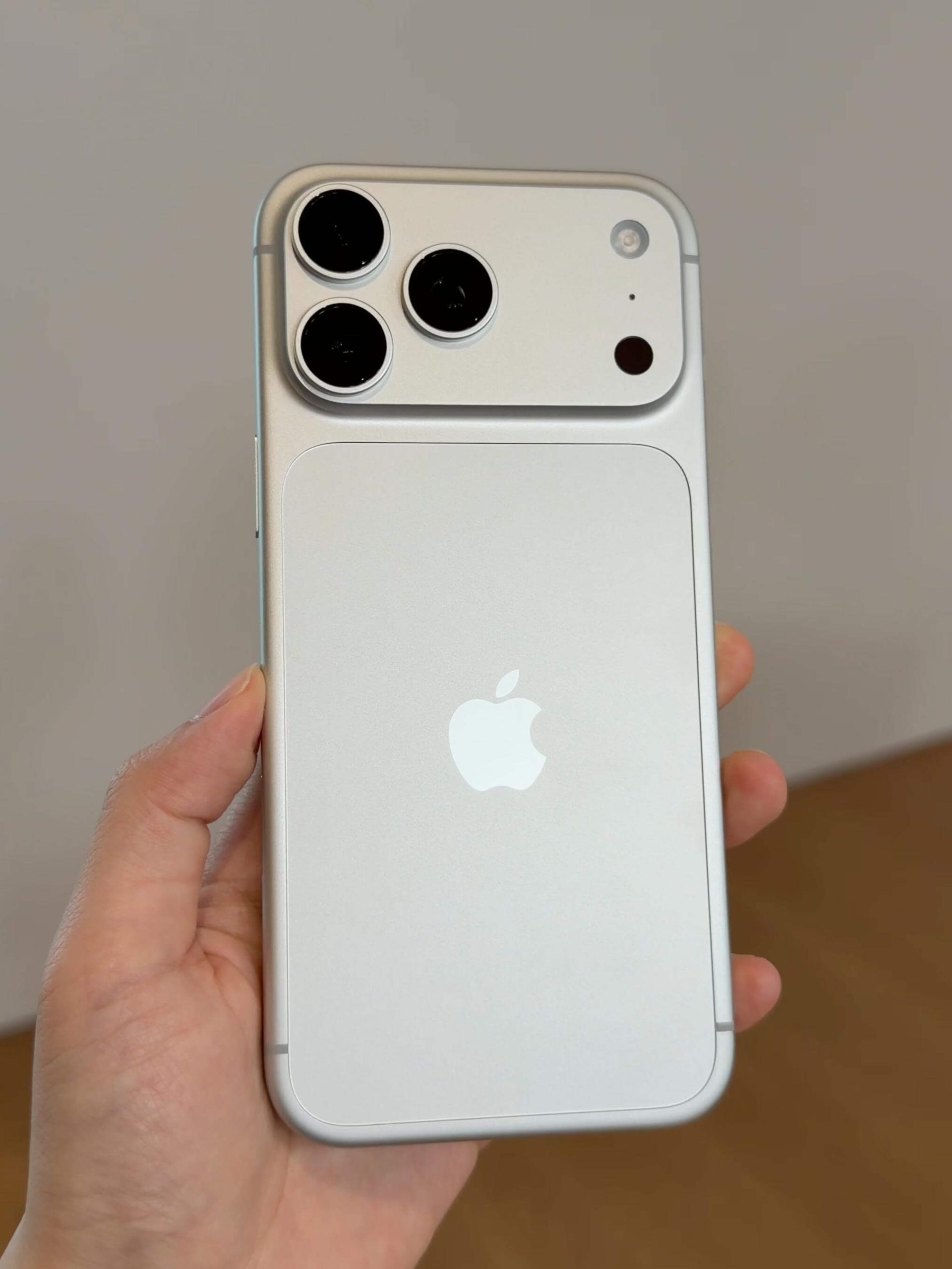 iPhone 18 Pro 銀色實機照片