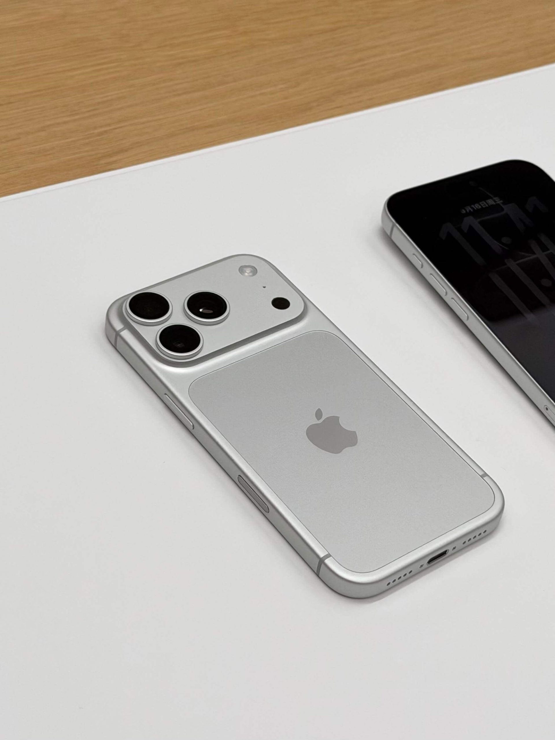 iPhone 18 Pro 銀色實機照片