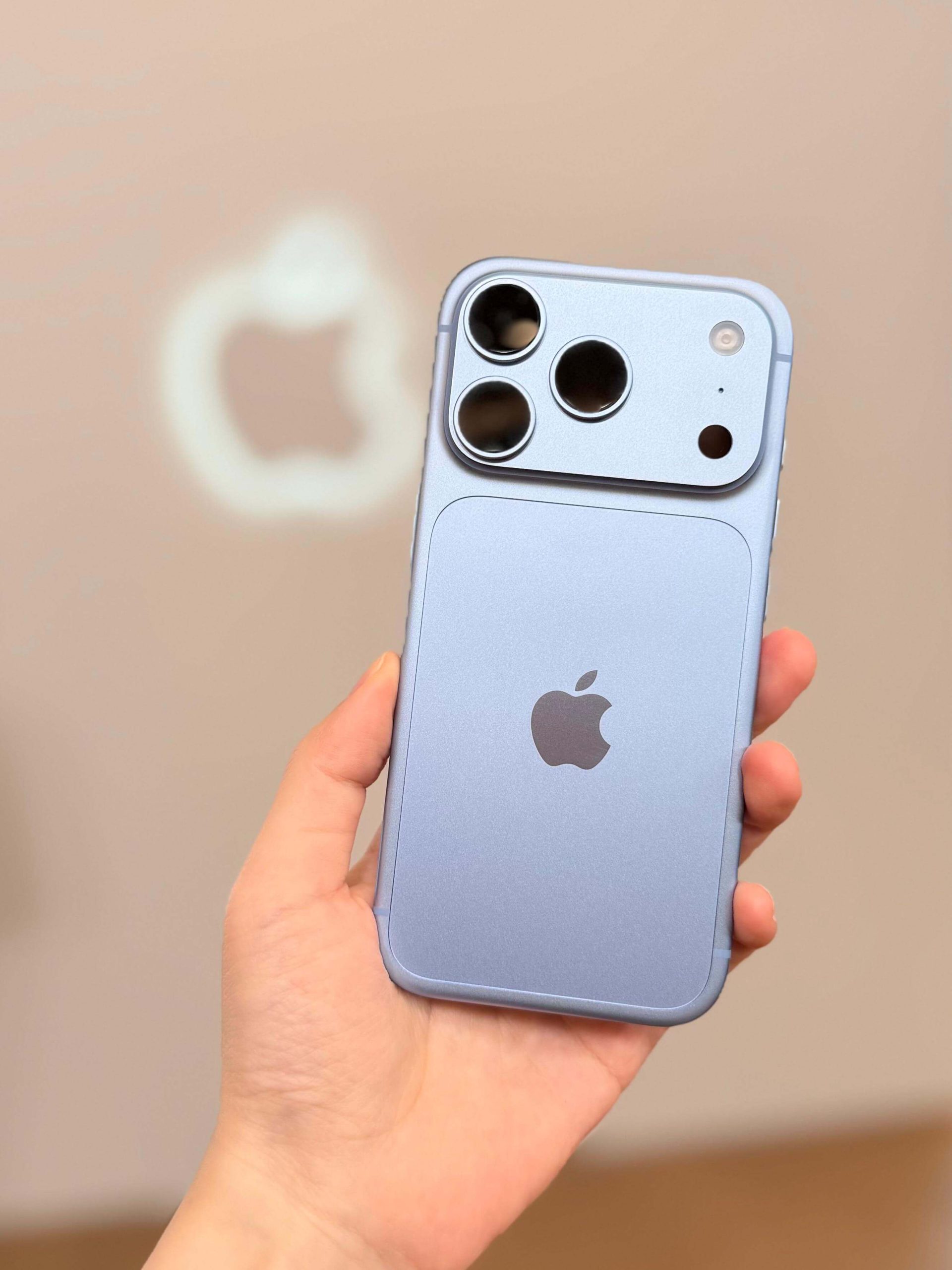 iPhone 18 Pro 冰川藍色實機照片