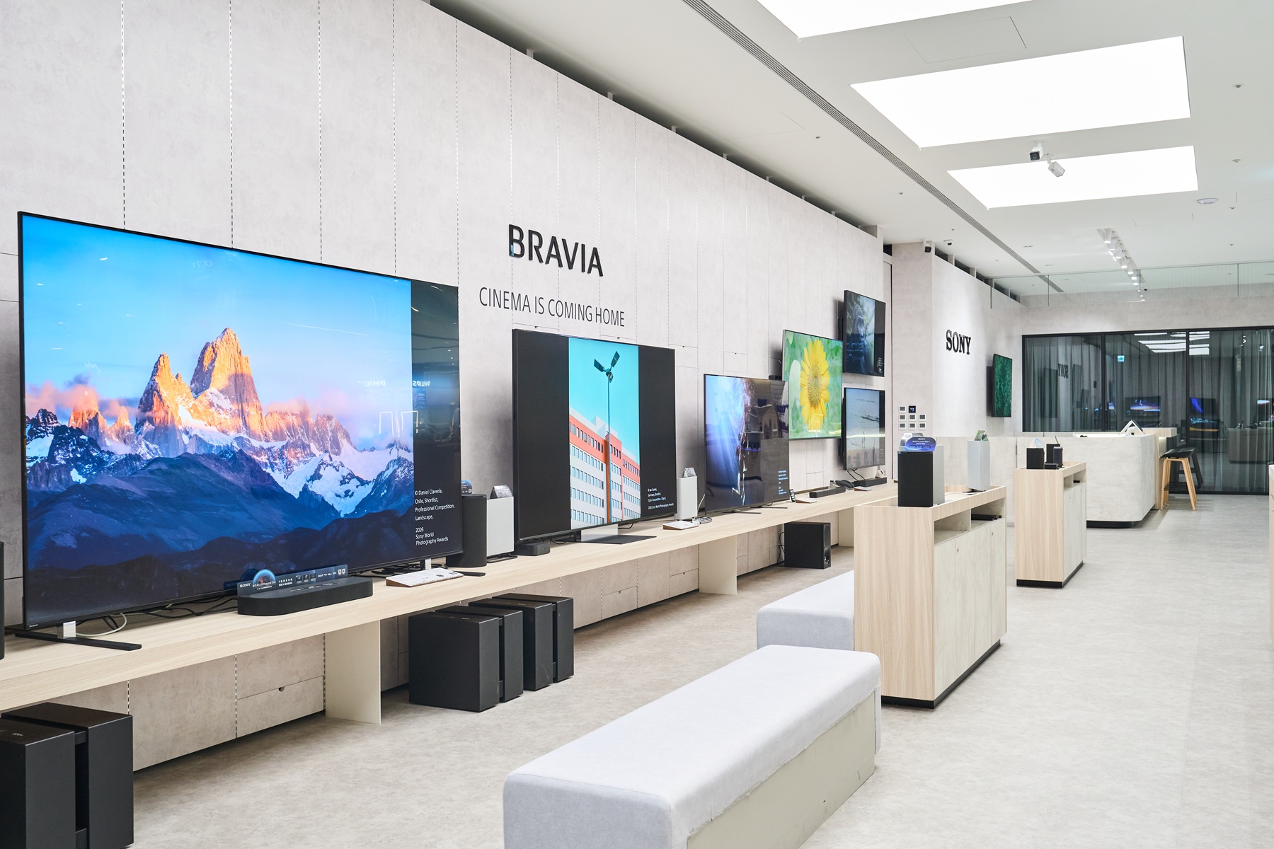 BRAVIA 智慧顯示器展區融入藝廊概念,開幕期間透過 BRAVIA 完整系列呈現「索尼世界攝影大賽」得獎作品。