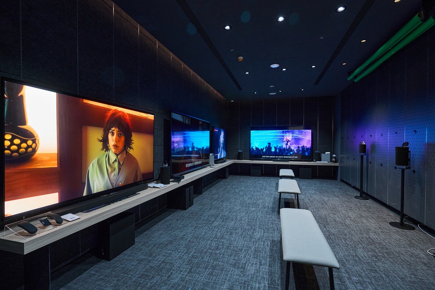 全台獨家的 Cinema Room 沉浸影音空間,以 BRAVIA 大尺寸智慧顯示器搭配家庭劇院影音設備,營造宛如置身電影院般的震撼視聽環境。