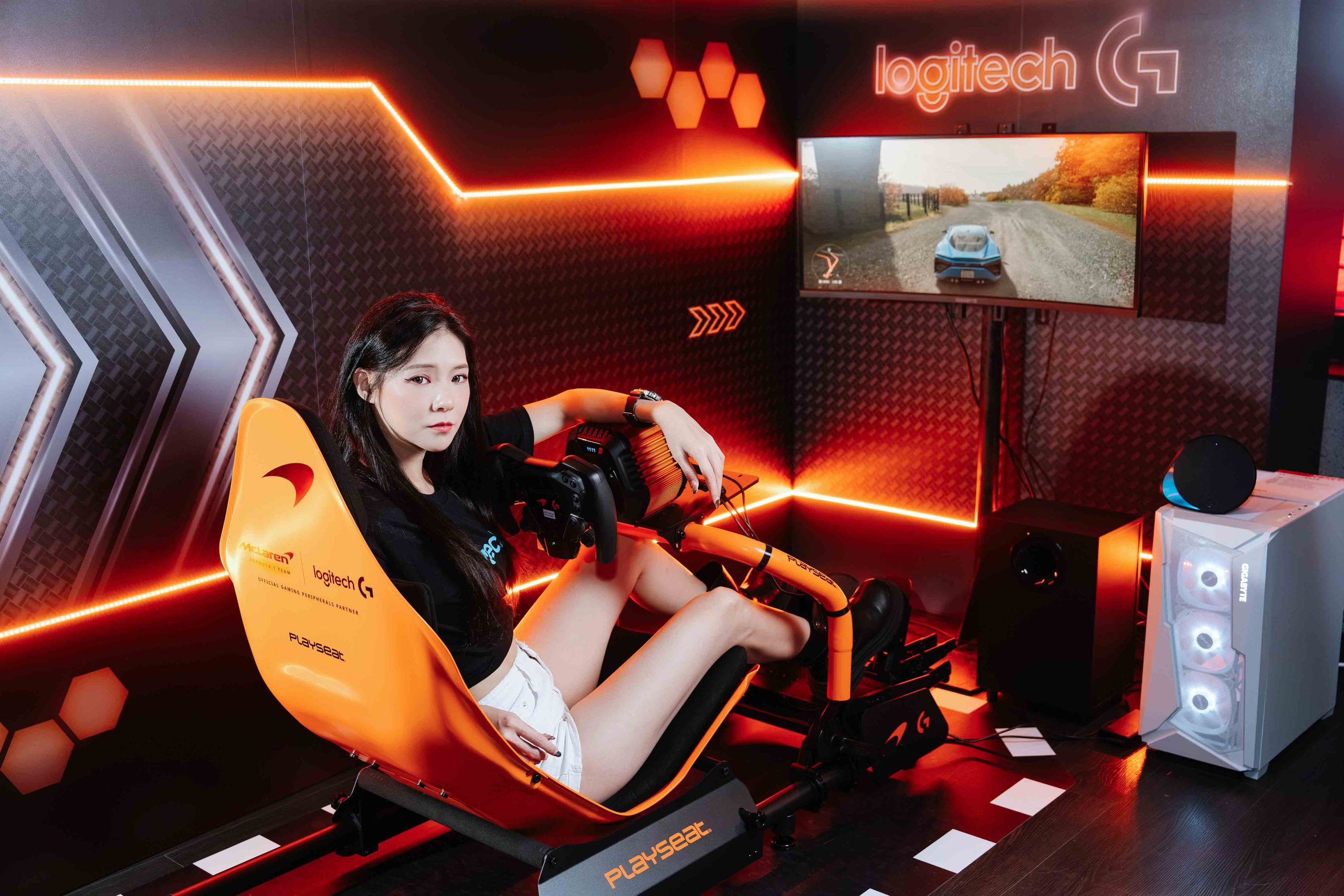 Logitech G 也同步擴充賽車設備,並推出RS50 麥拉倫聯名賽車模擬方向盤