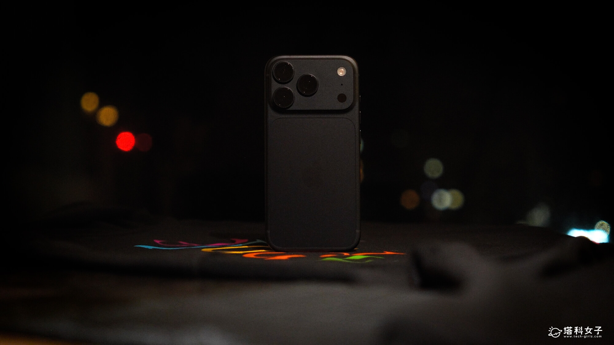 iPhone 18 Pro 黑色:顏色非常深邃,裸機質感很好看
