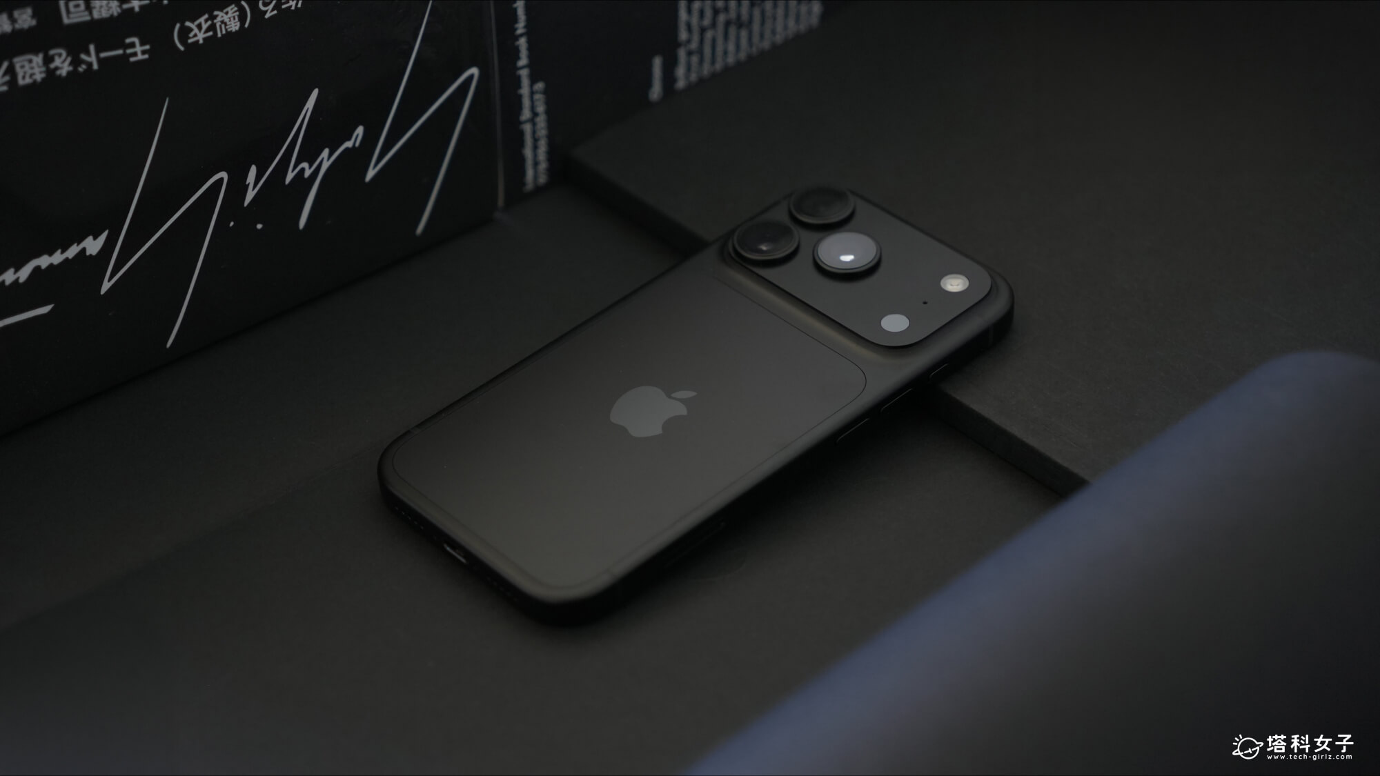 iPhone 18 Pro 黑色:顏色非常深邃,裸機質感很好看