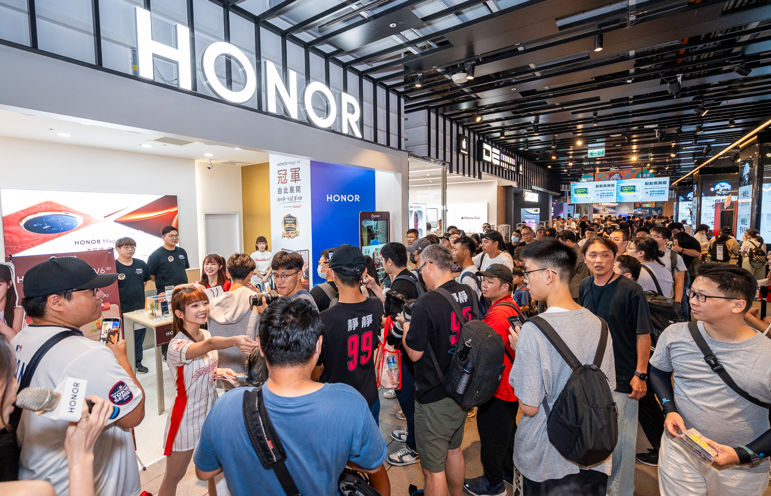 HONOR Magic V6上市首日邀請到味全龍人氣啦啦隊小龍女靜靜Yuna、璦昀Yumi現身台北三創園區,為HONOR品牌店面、遠傳門市集結大批人潮。
